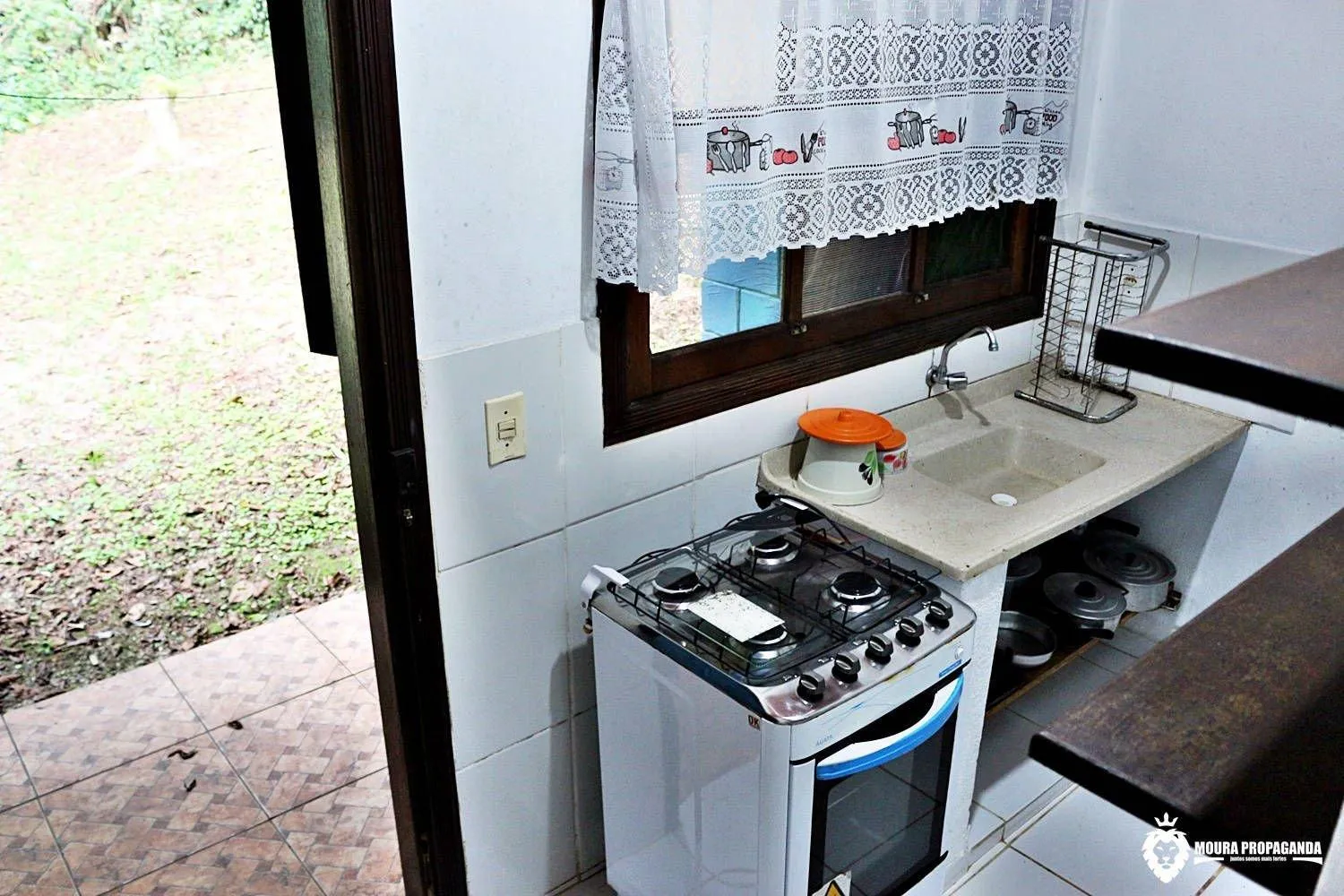 Kitchen or kitchenette in Eco Chalés Luar das Marés