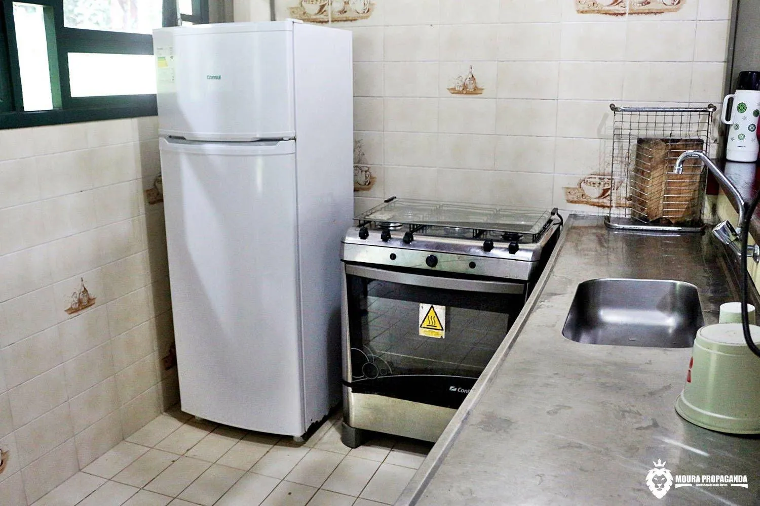 Kitchen or kitchenette in Eco Chalés Luar das Marés