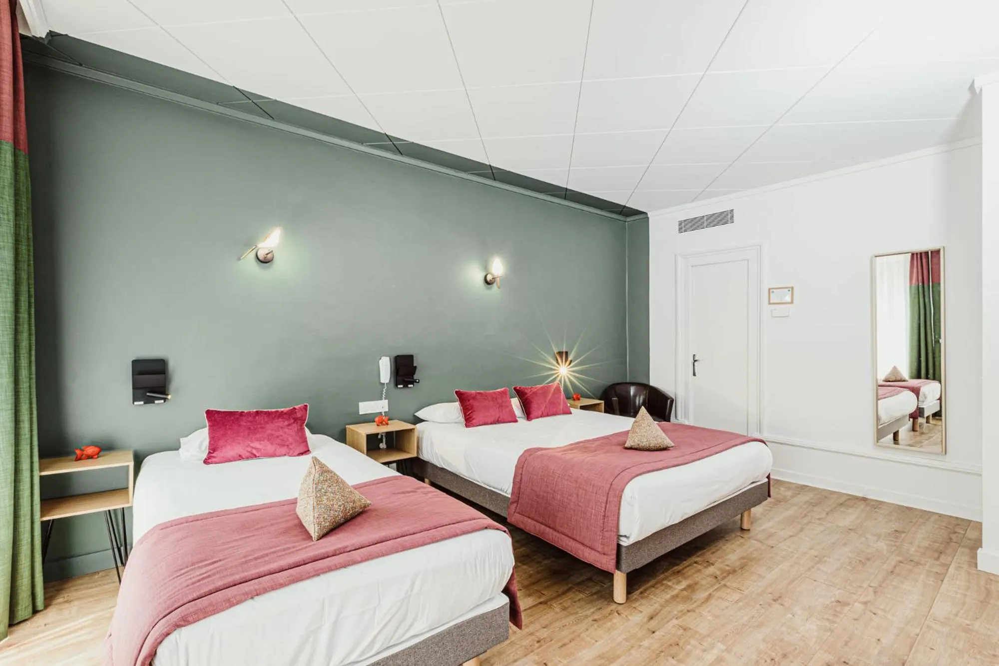 Photo of the whole room, Bed in Hotelo Lyon Ainay