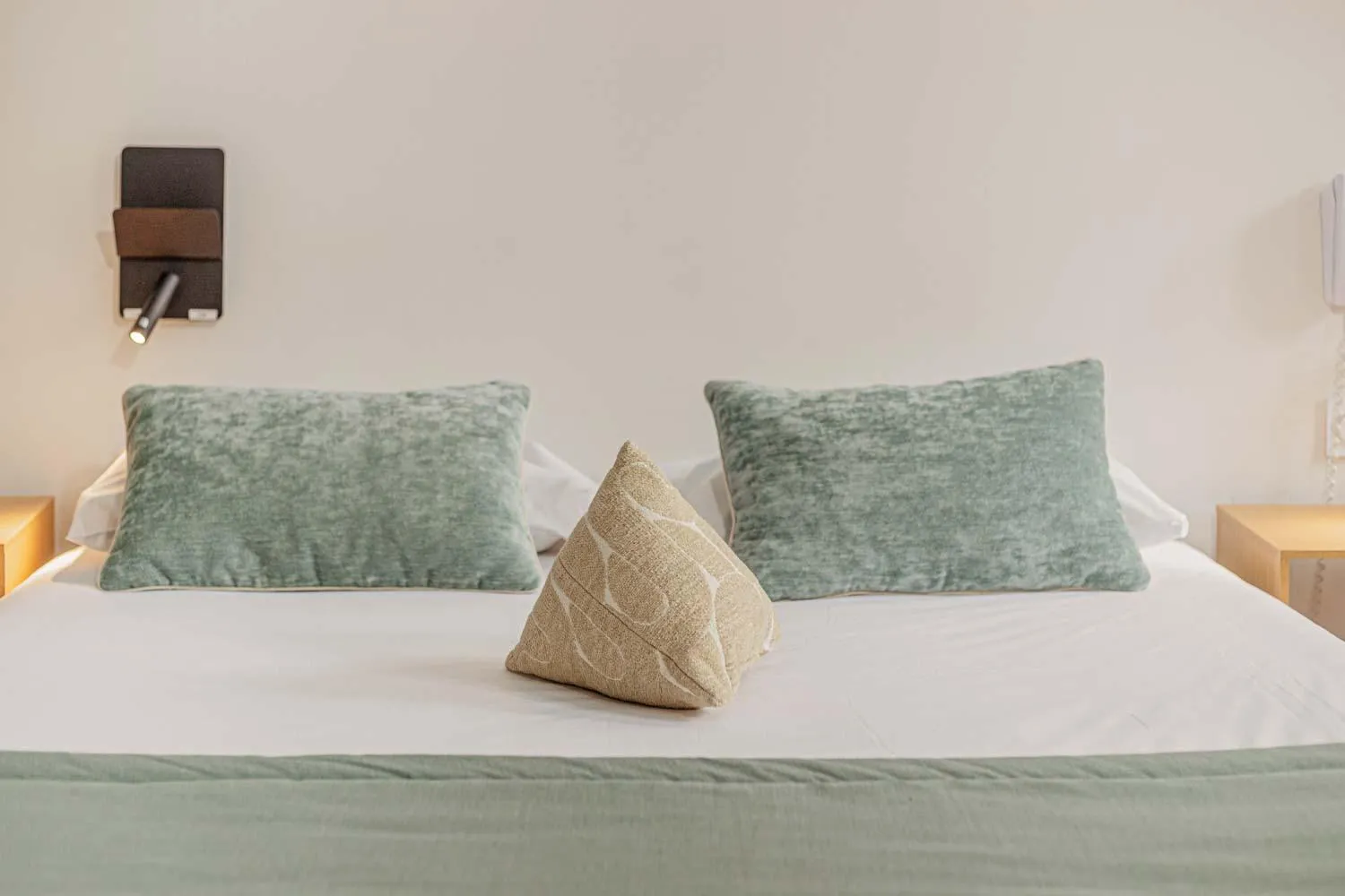 Bedroom, Bed in Hotelo Lyon Ainay