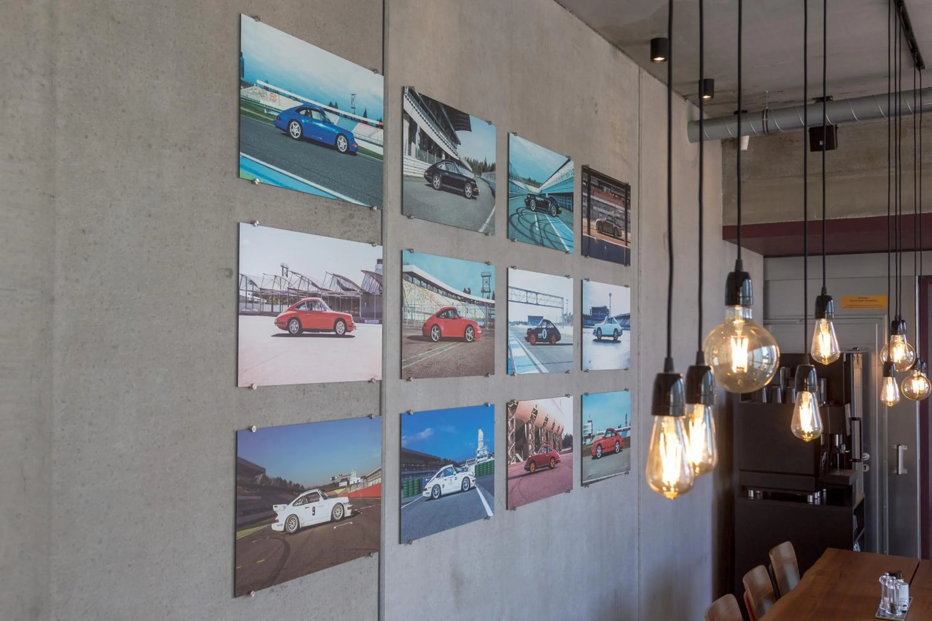 Restaurant/places to eat in elferrooms Hotel