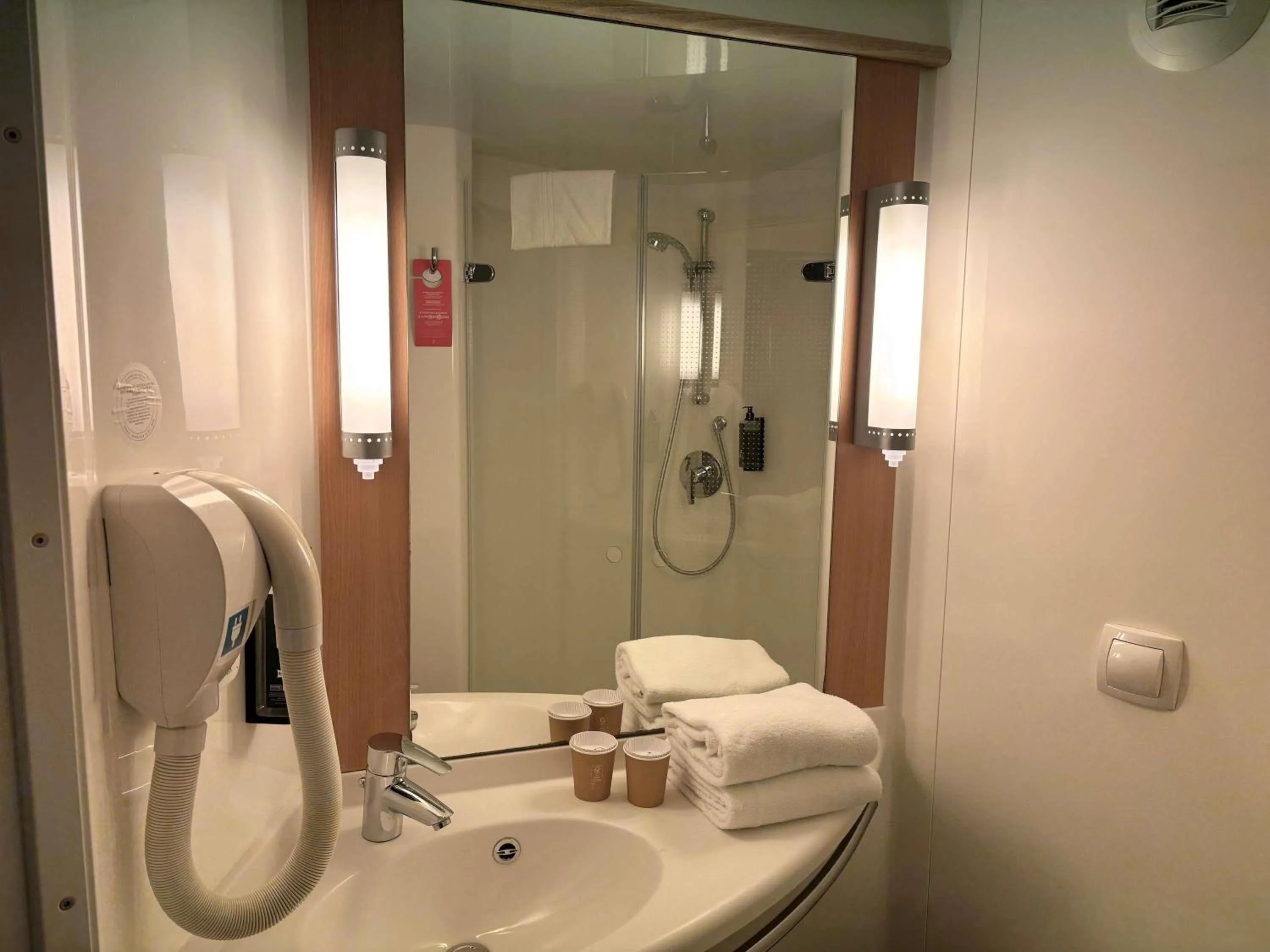 Bedroom in ibis Aix en Provence