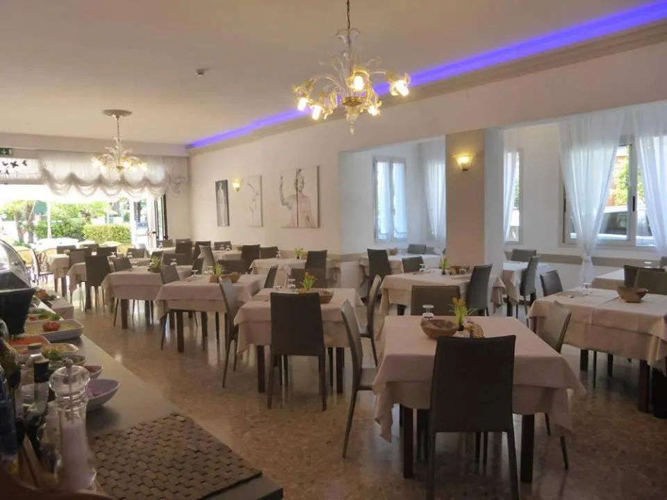 Restaurant/places to eat in Hotel Atenea Golden Star