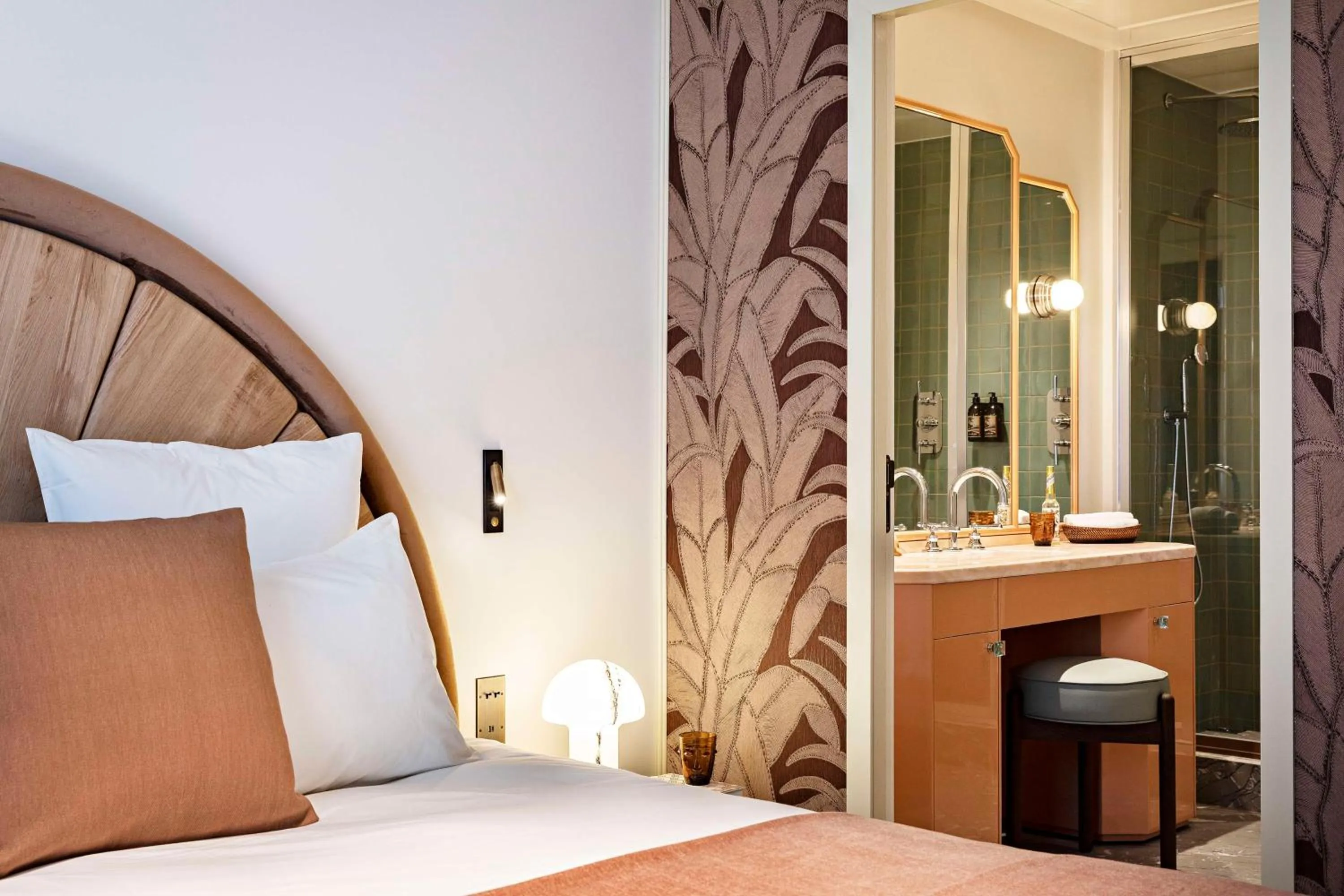 Photo of the whole room, Bed in Hotel Florida Paris