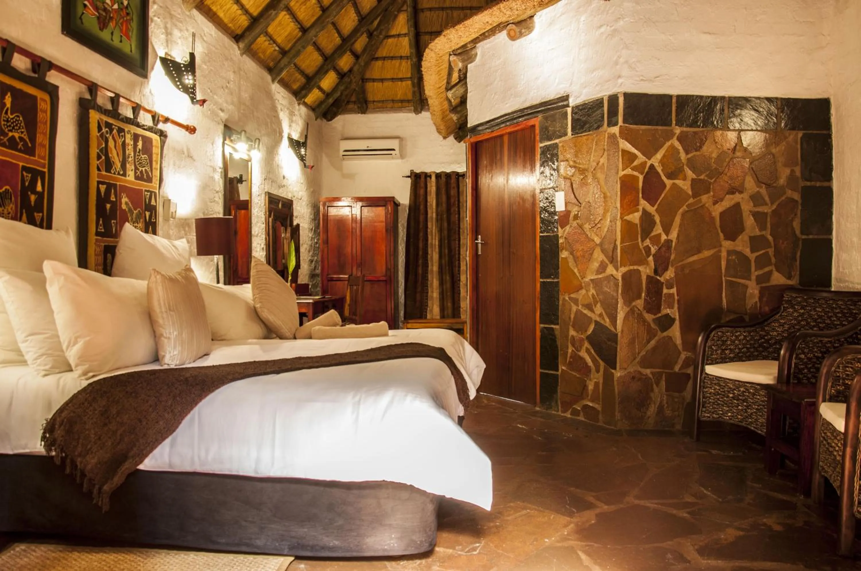 Bedroom, Bed in Kedar Heritage Lodge, Conference Centre & Spa