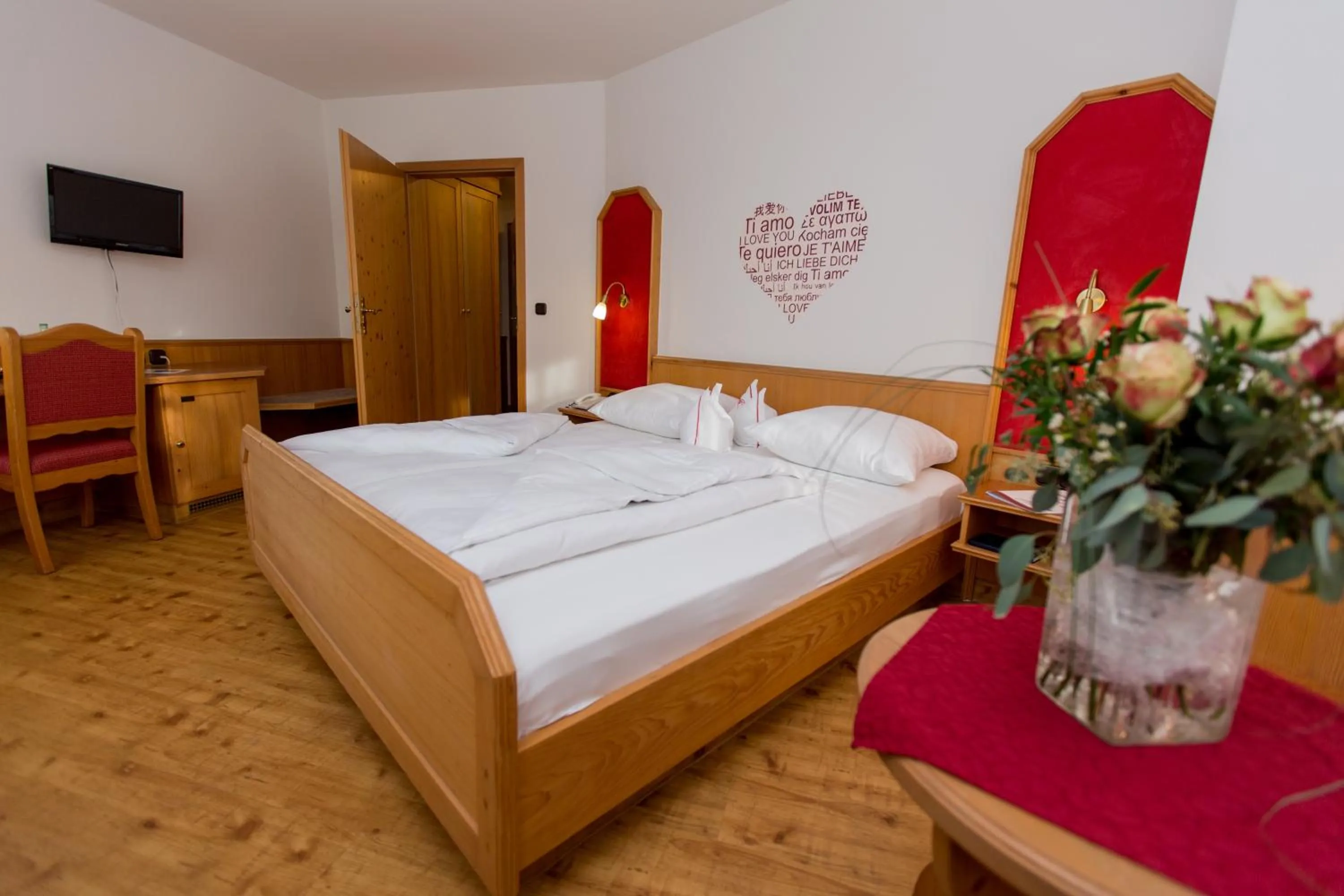 Photo of the whole room, Bed in Fränkischer Hof