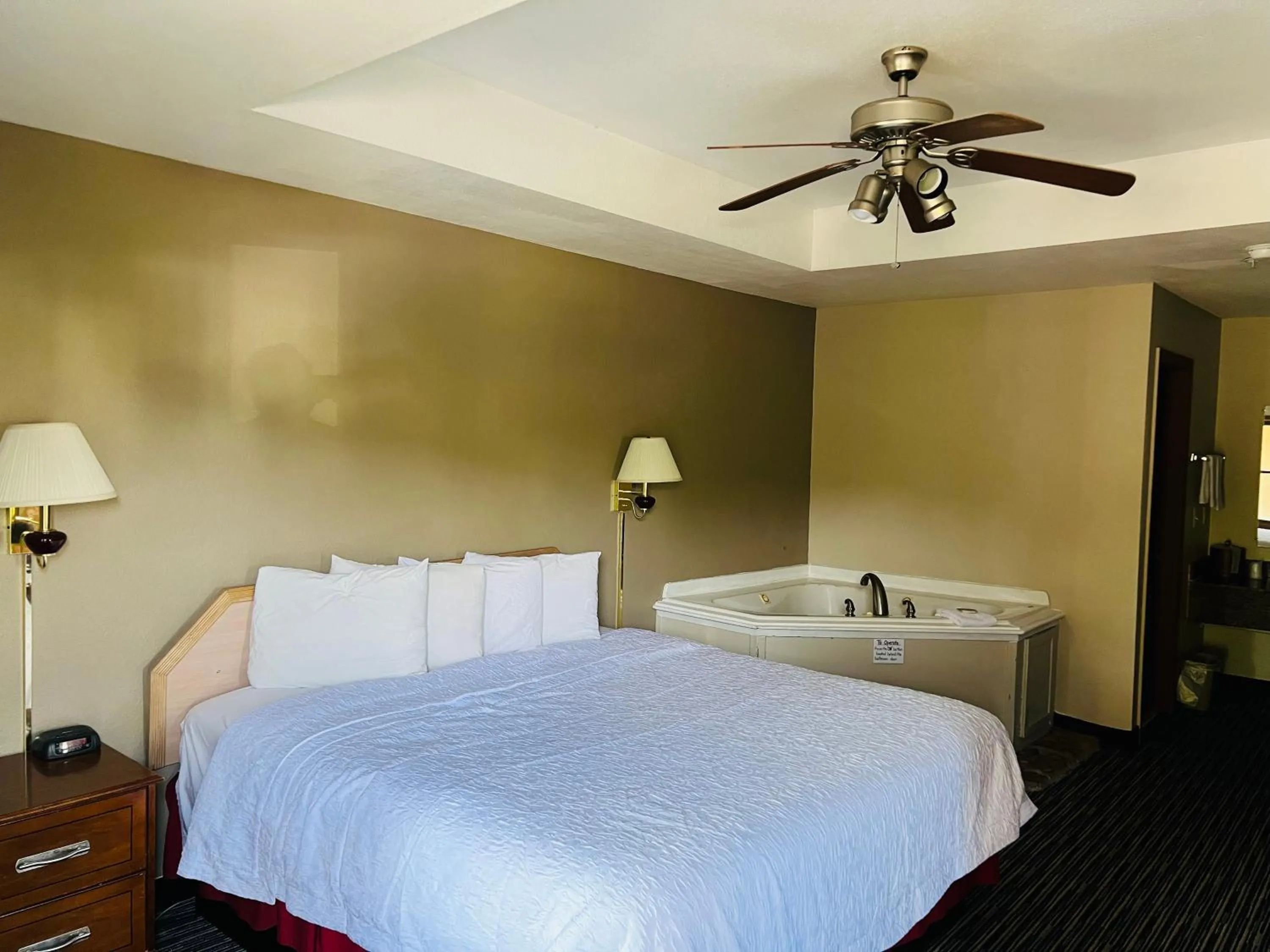 Bed in Alpine Valley Inn