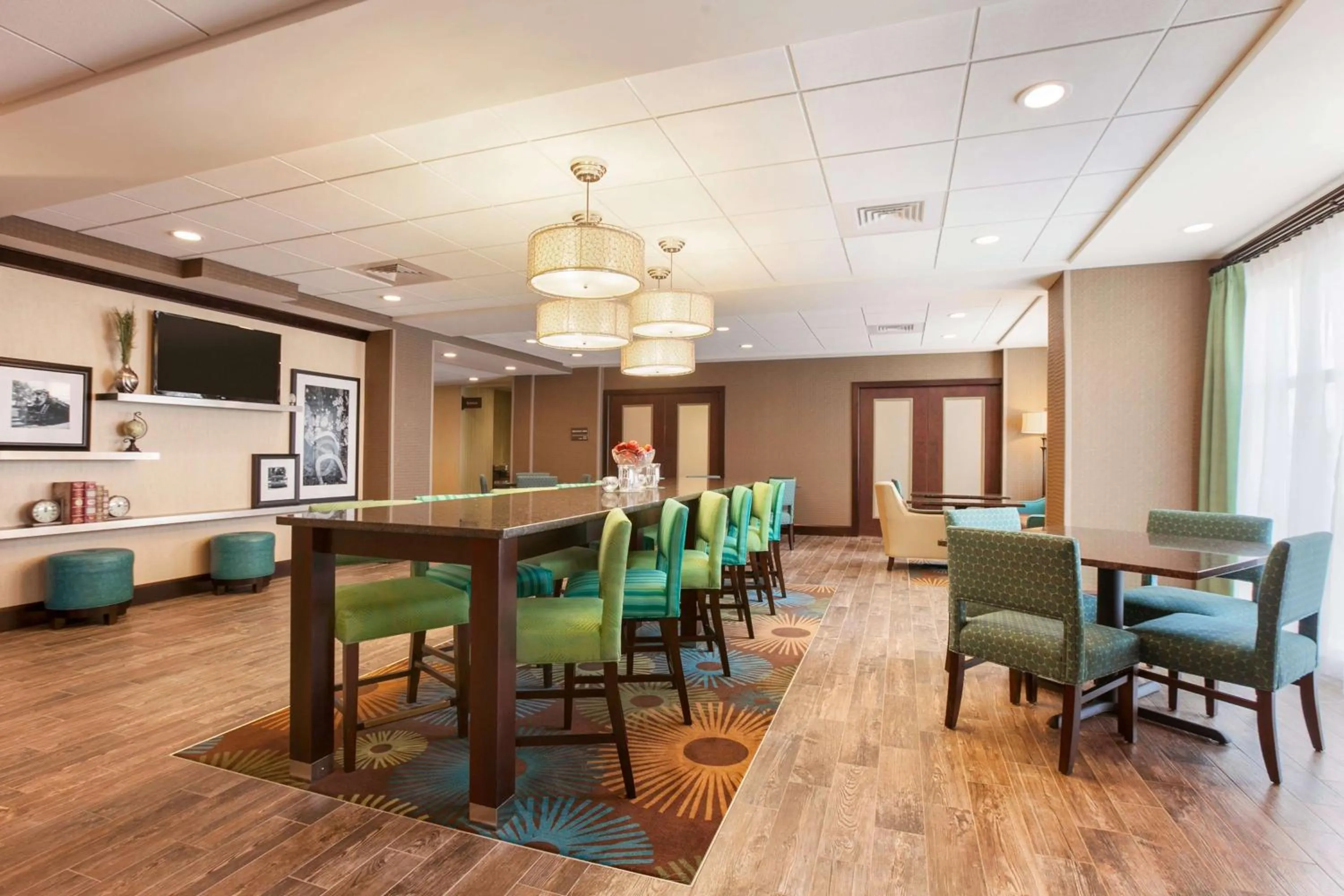 Dining area in Hampton Inn Belton/Kansas City