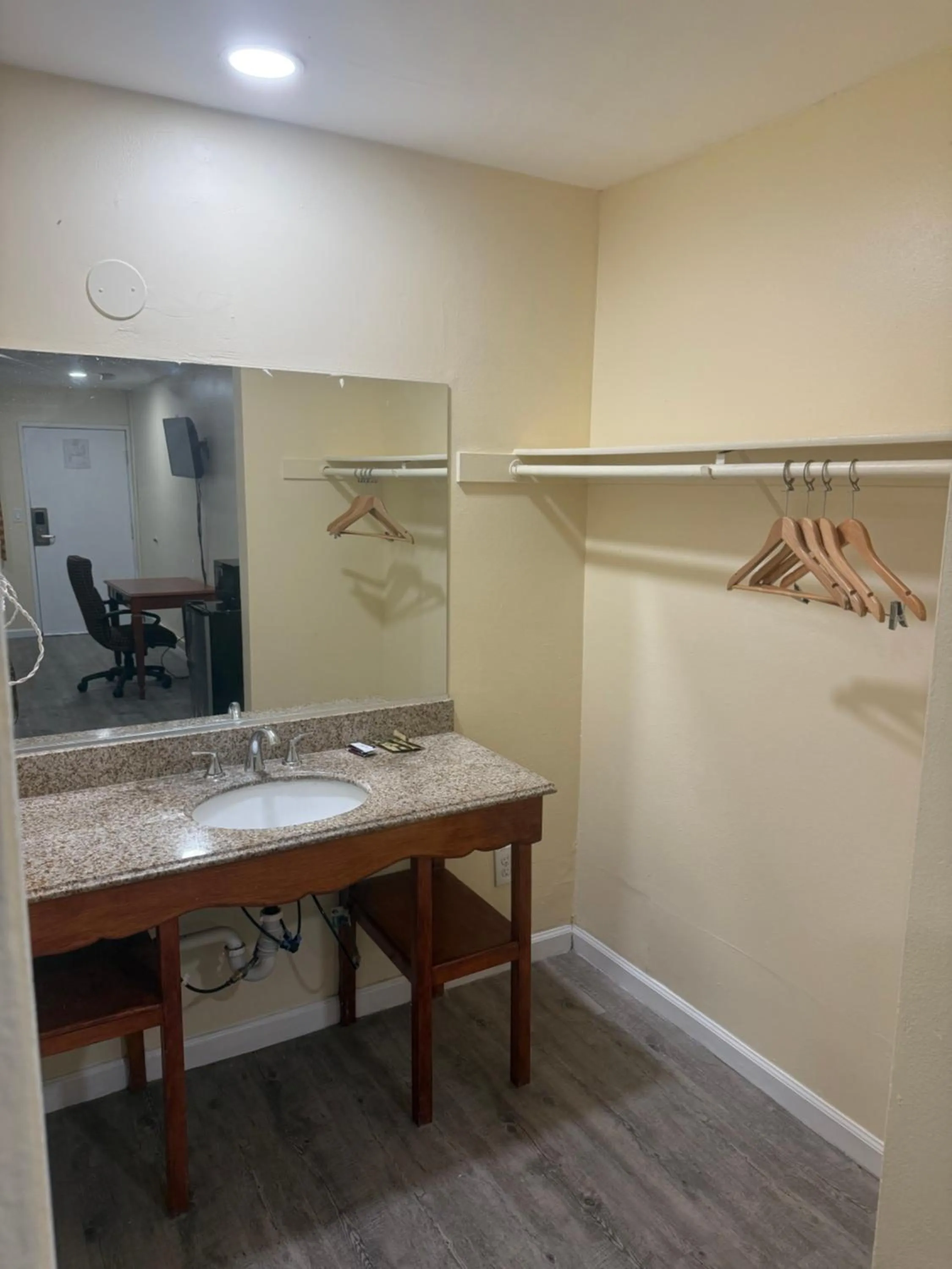 wardrobe in Anaheim National Inn