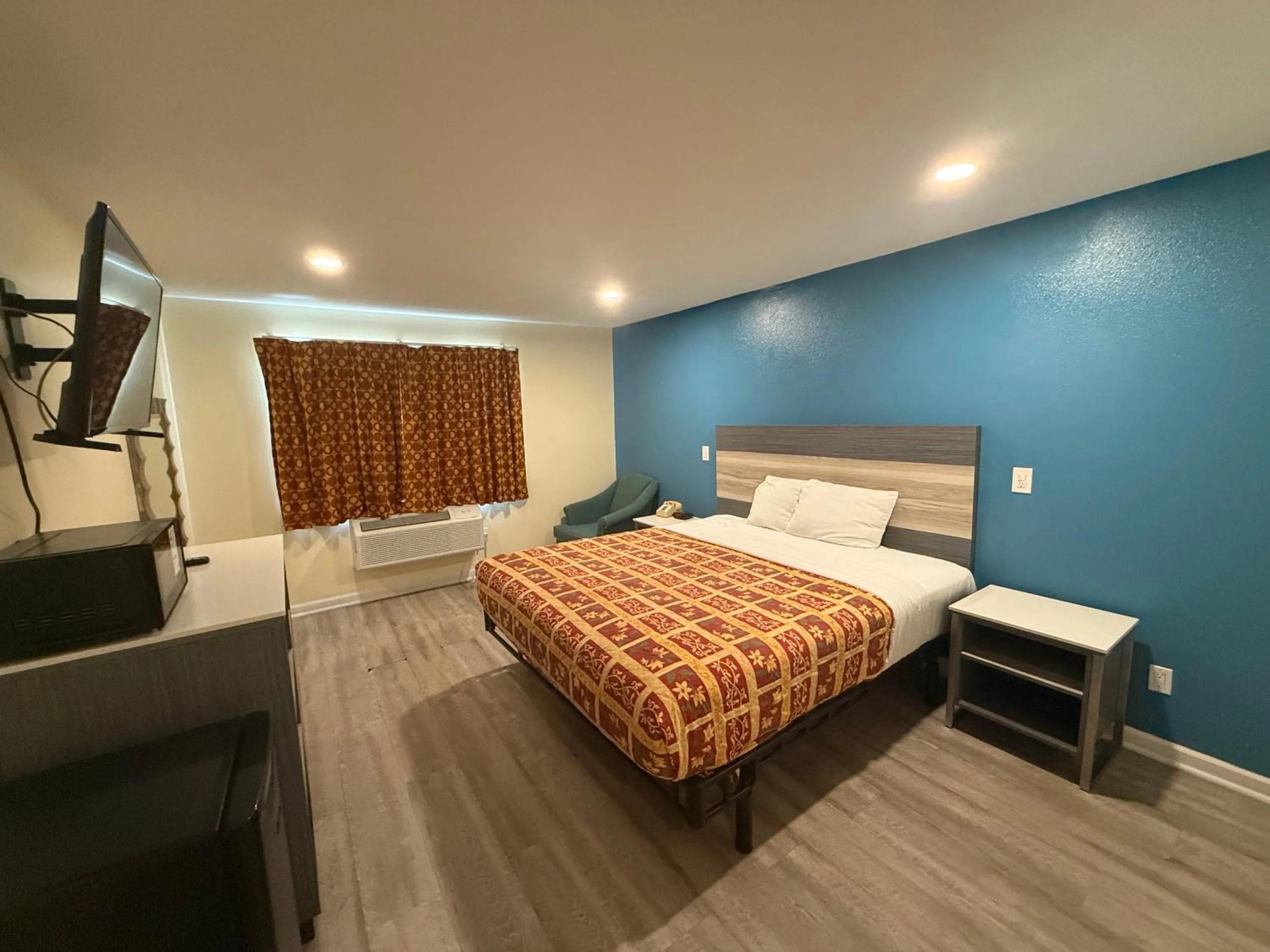 Photo of the whole room, Bed in Anaheim National Inn