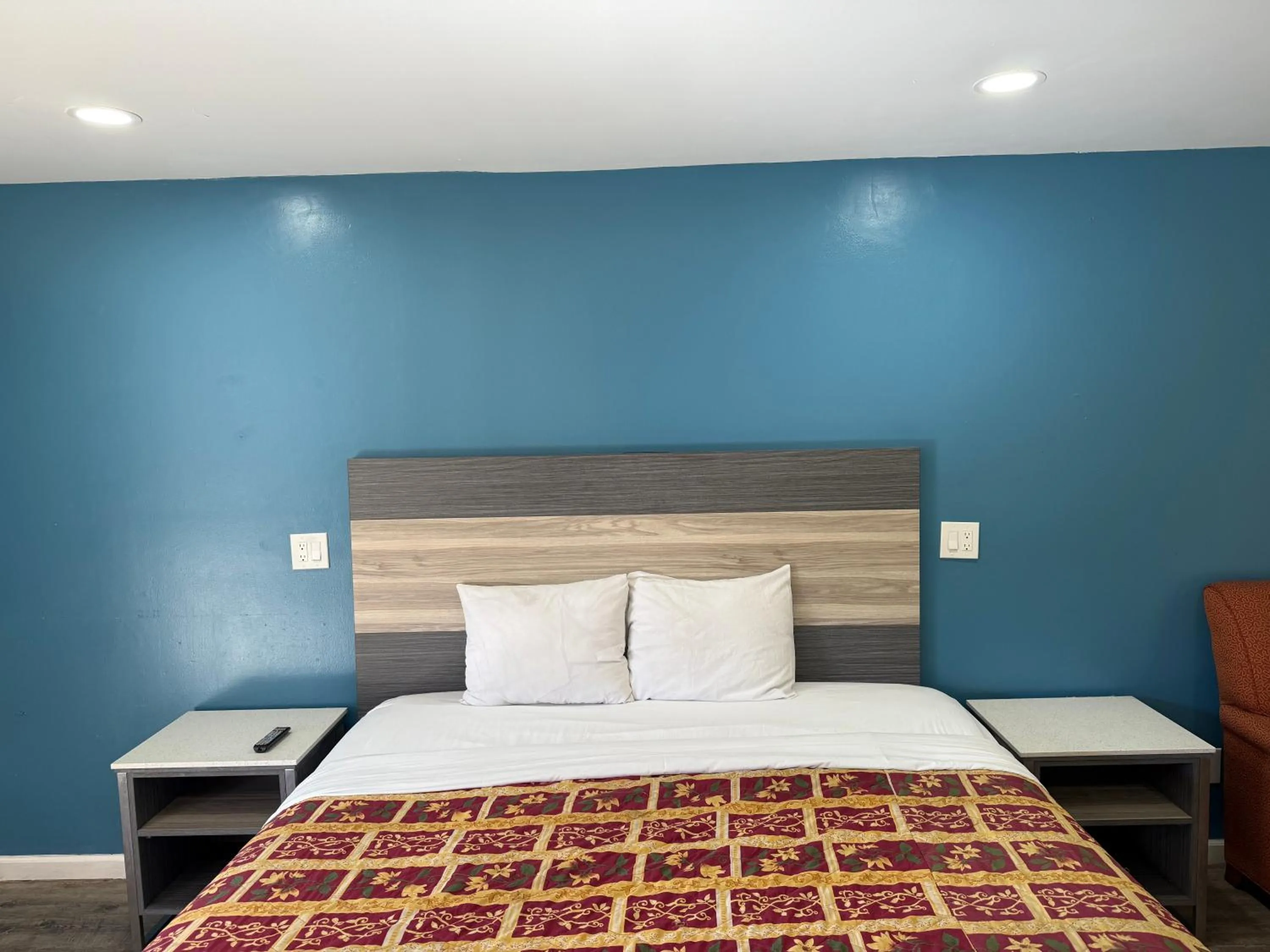 Bed in Anaheim National Inn