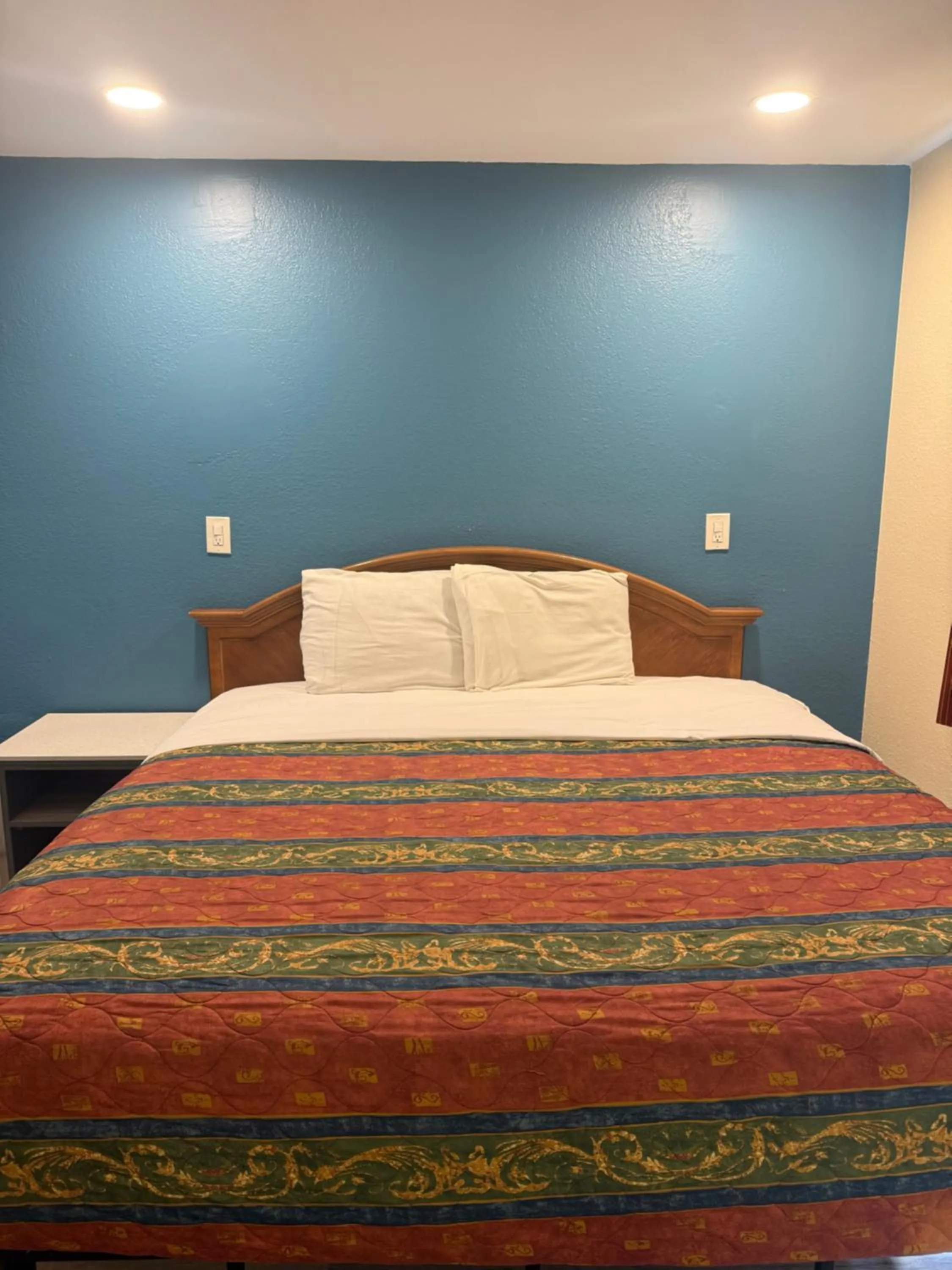 Bed in Anaheim National Inn