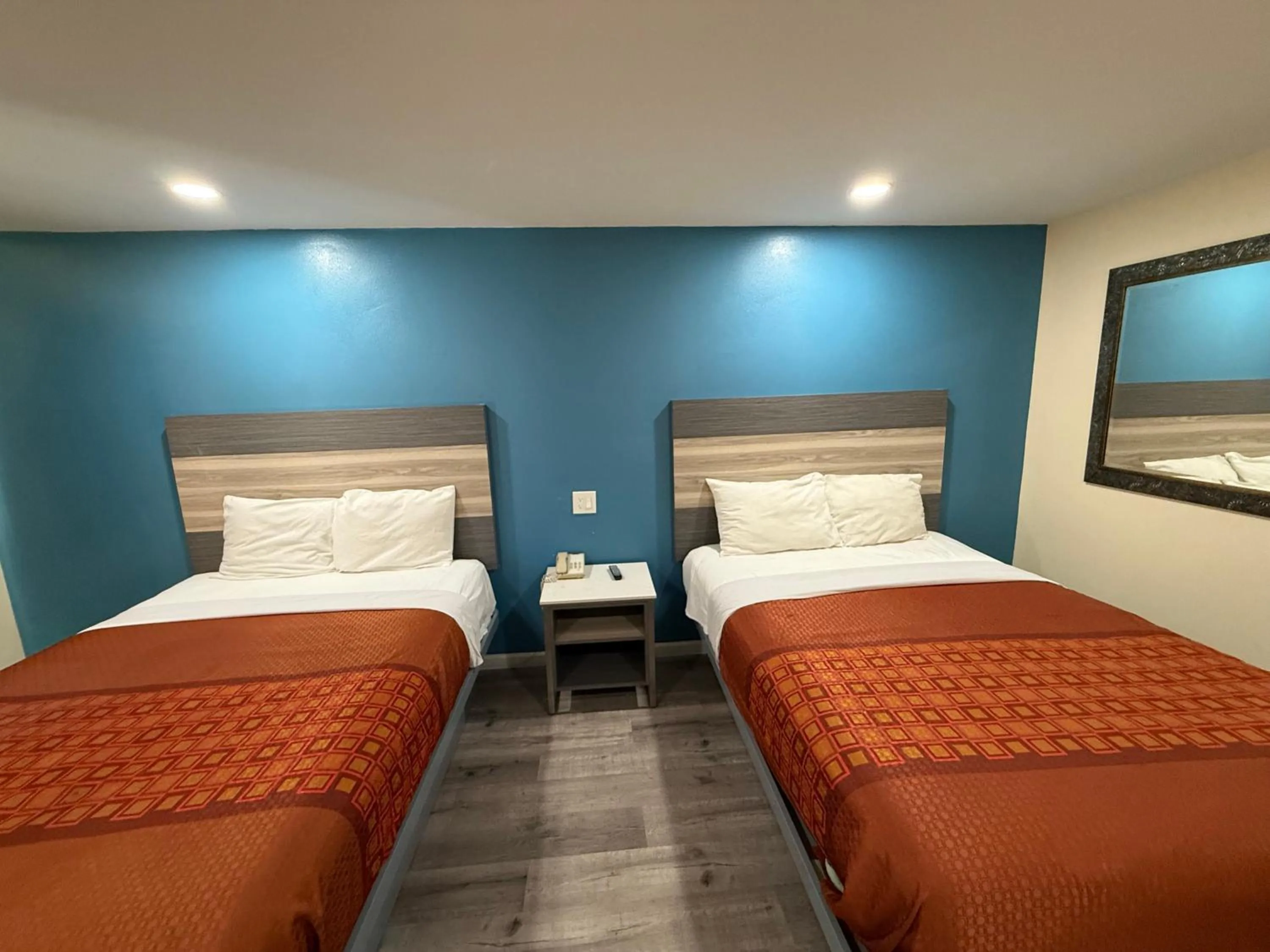 Bed in Anaheim National Inn