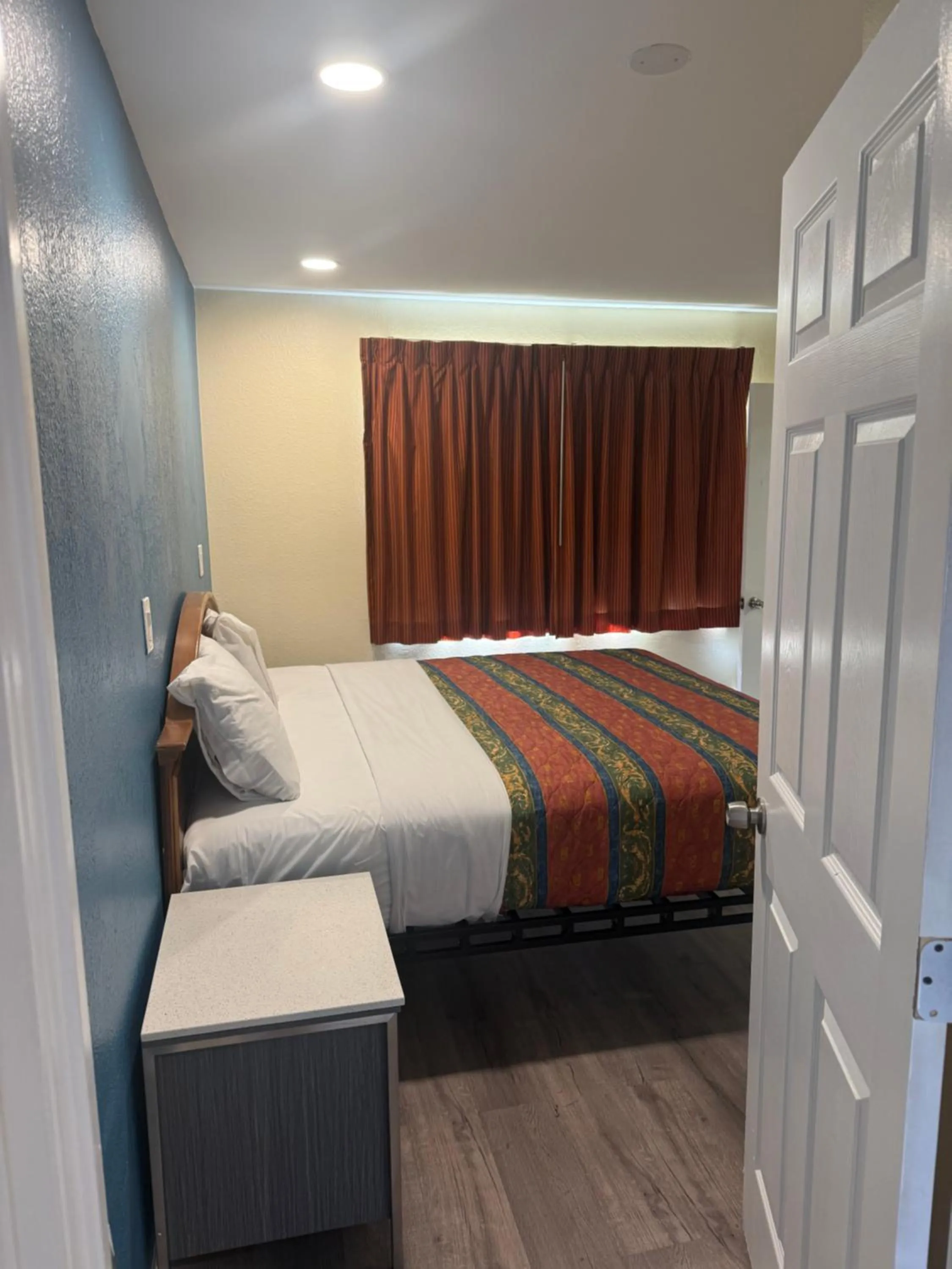 Bed in Anaheim National Inn