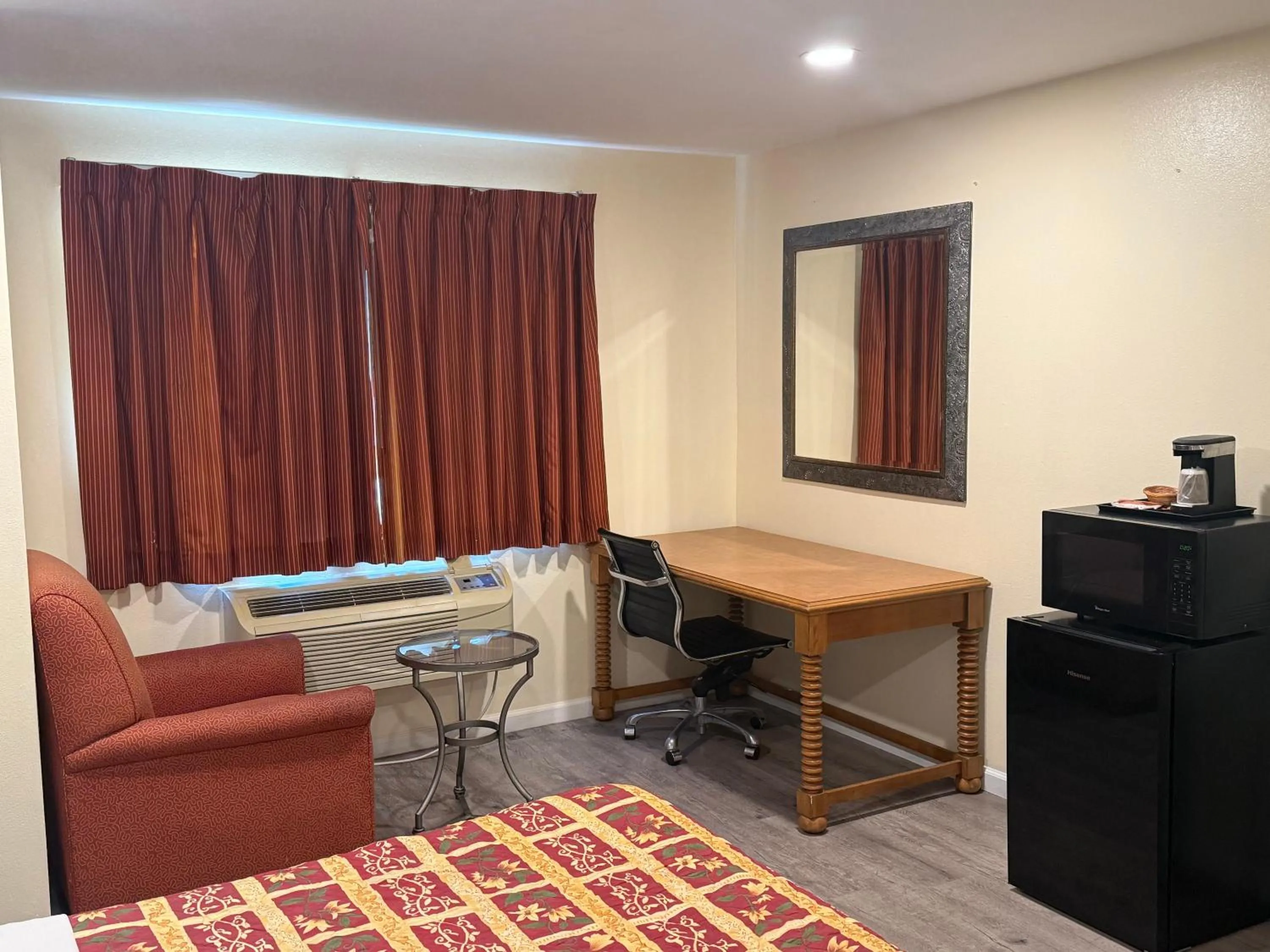 Seating area in Anaheim National Inn