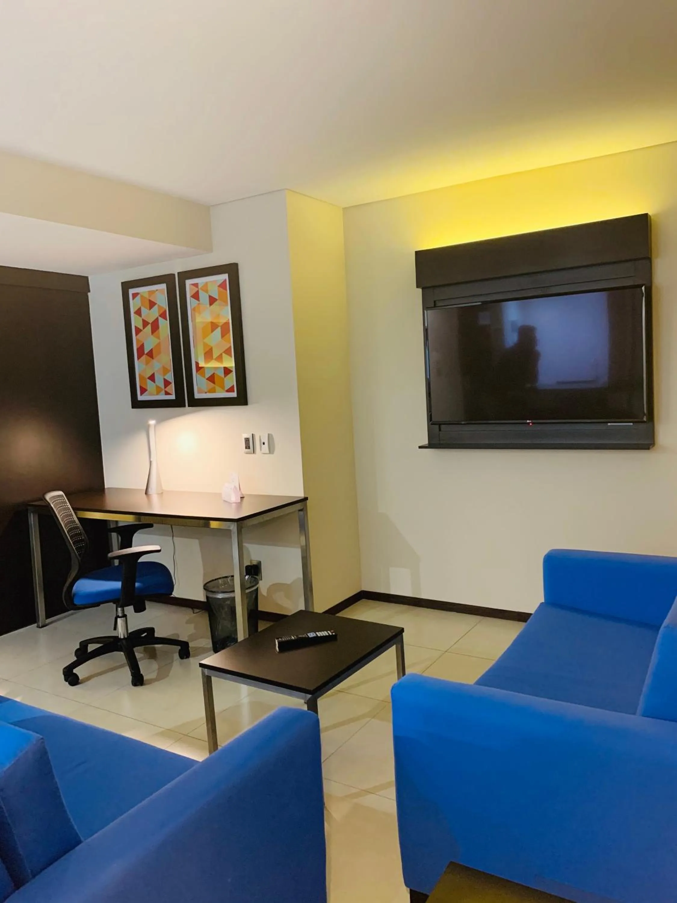 Communal lounge/ TV room in Holiday Inn Express - Mexico Basilica by IHG