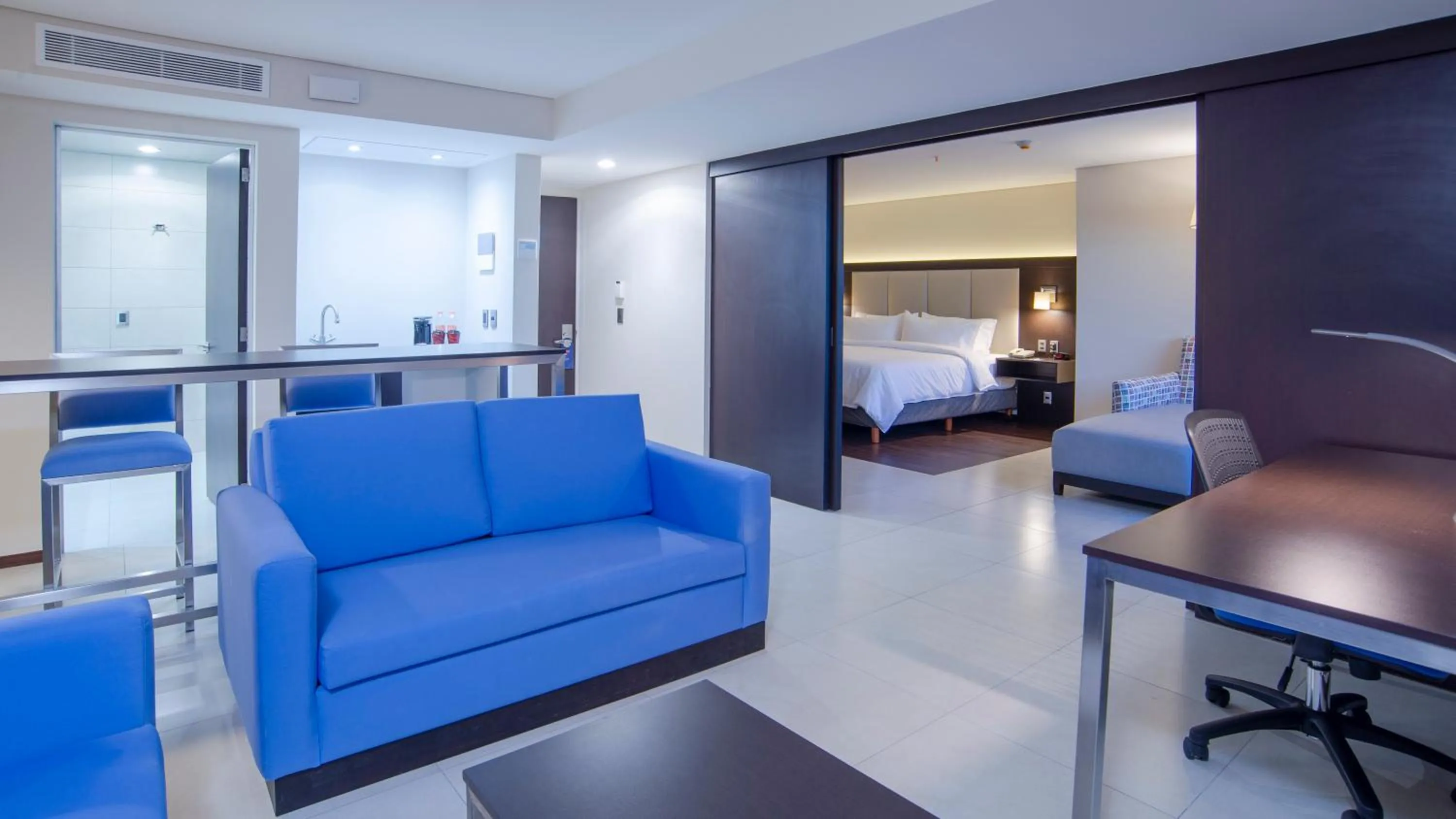 Photo of the whole room in Holiday Inn Express - Mexico Basilica by IHG