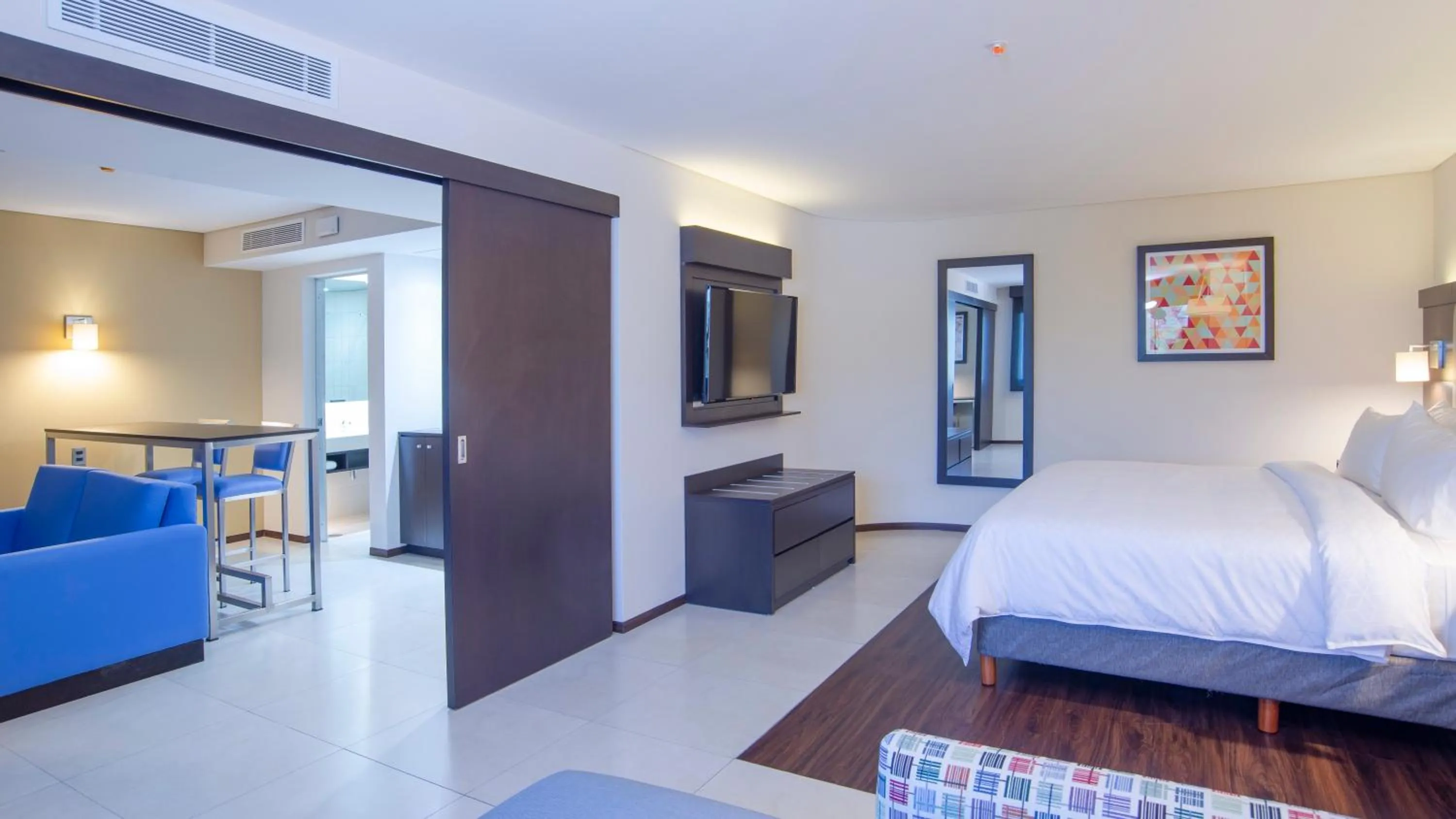 Photo of the whole room, Bed in Holiday Inn Express - Mexico Basilica by IHG