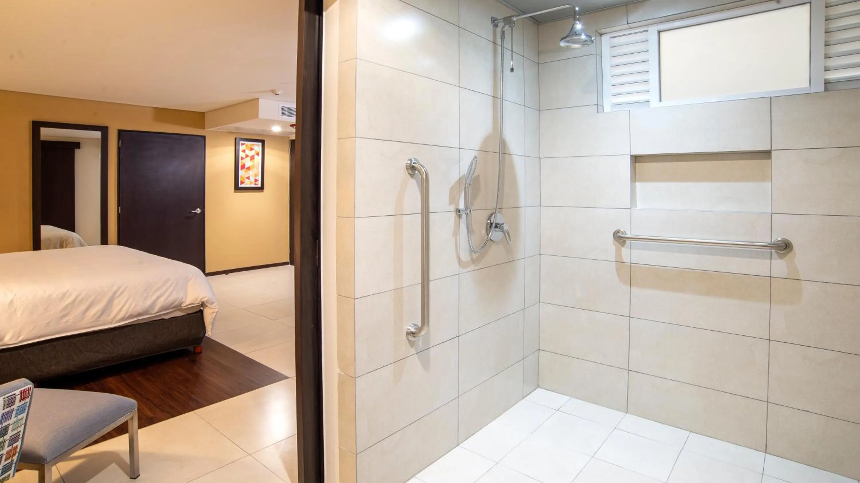 Photo of the whole room, Bed in Holiday Inn Express - Mexico Basilica by IHG