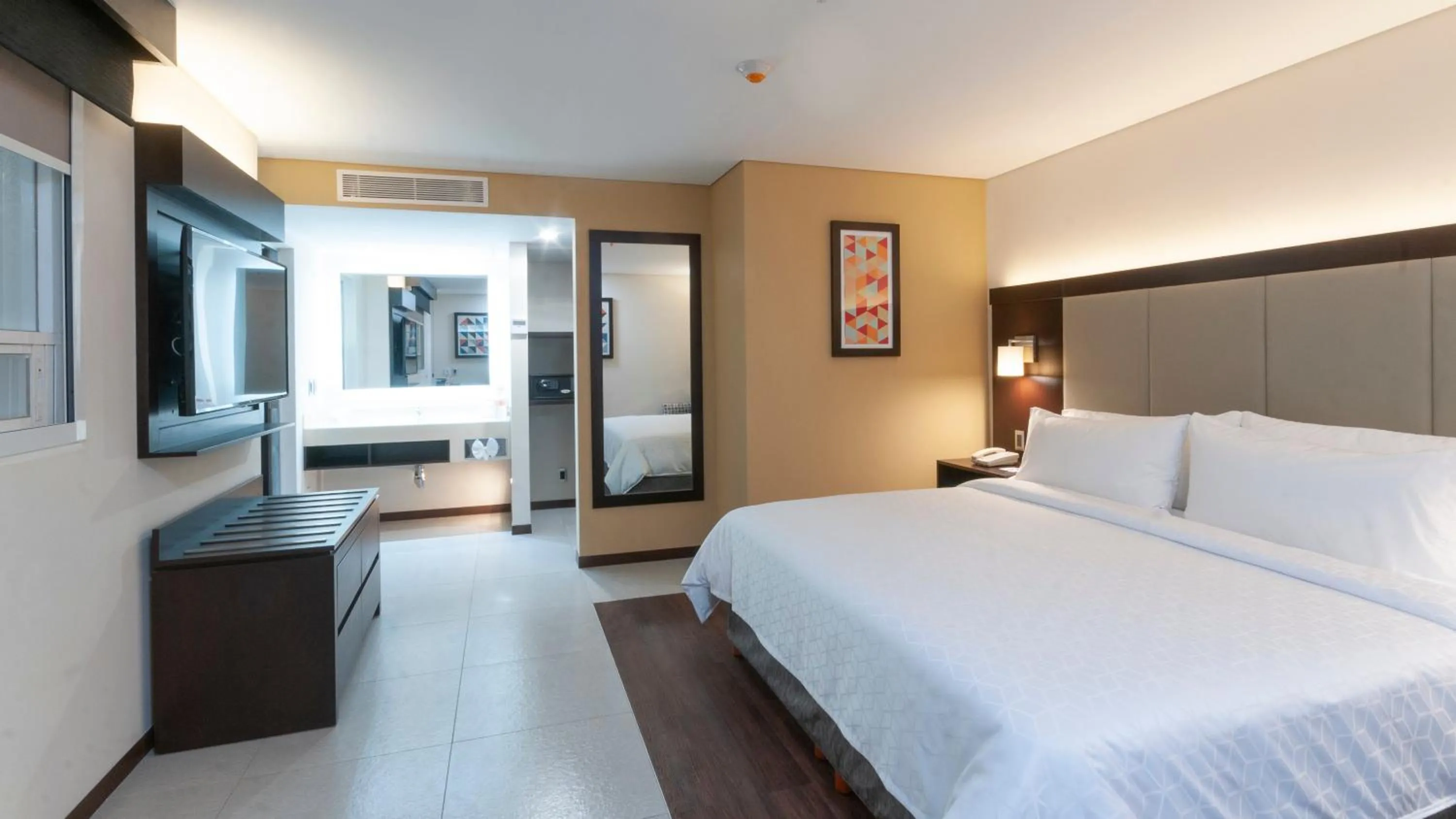 Photo of the whole room, Bed in Holiday Inn Express - Mexico Basilica by IHG