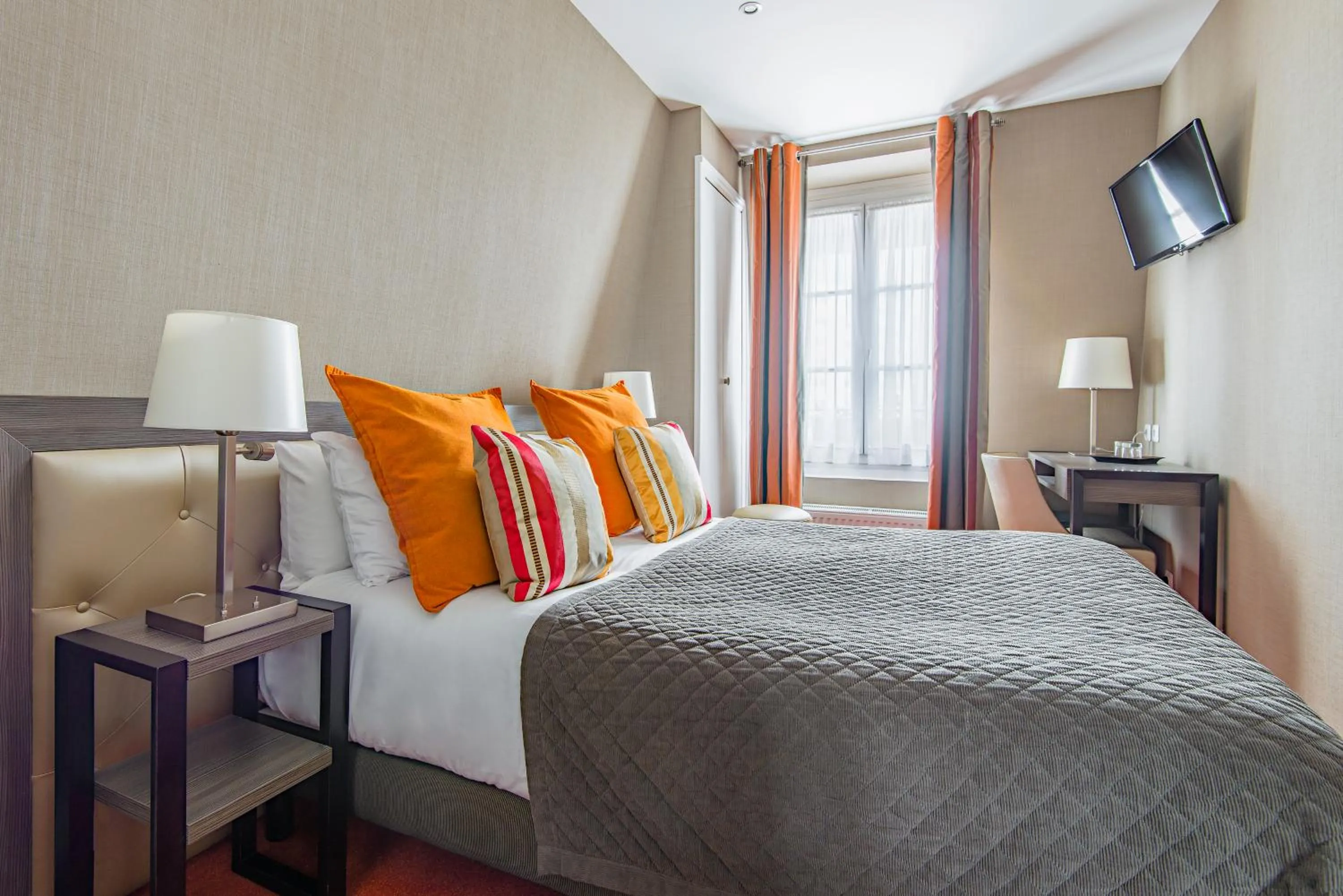 Bedroom, Bed in Eiffel Kennedy