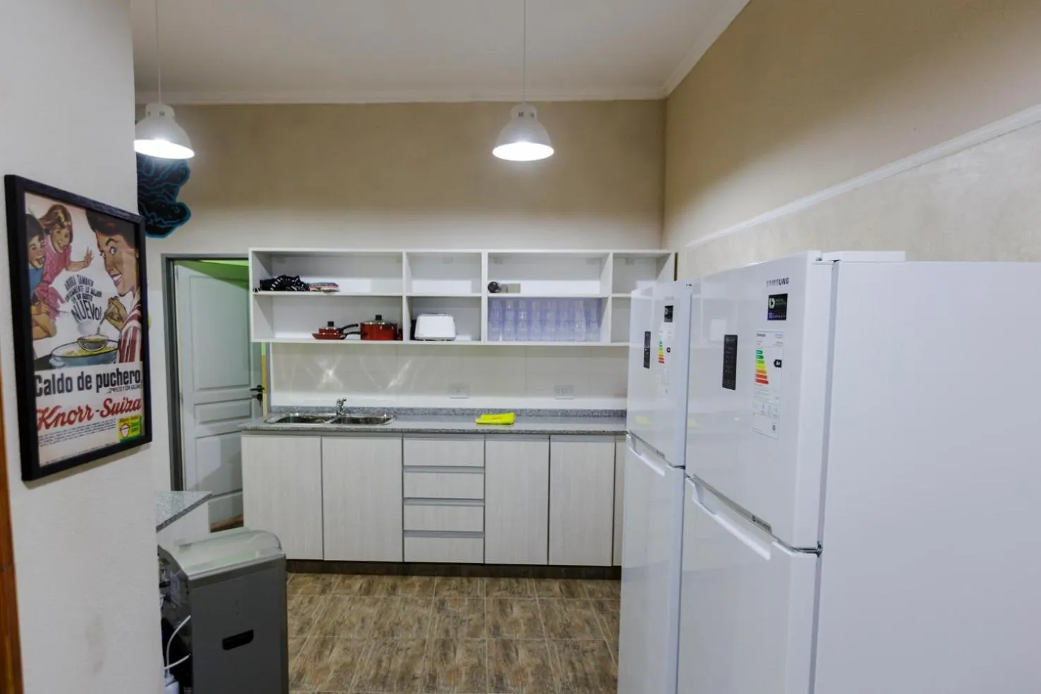 Communal kitchen in Che Juan Hostel BA