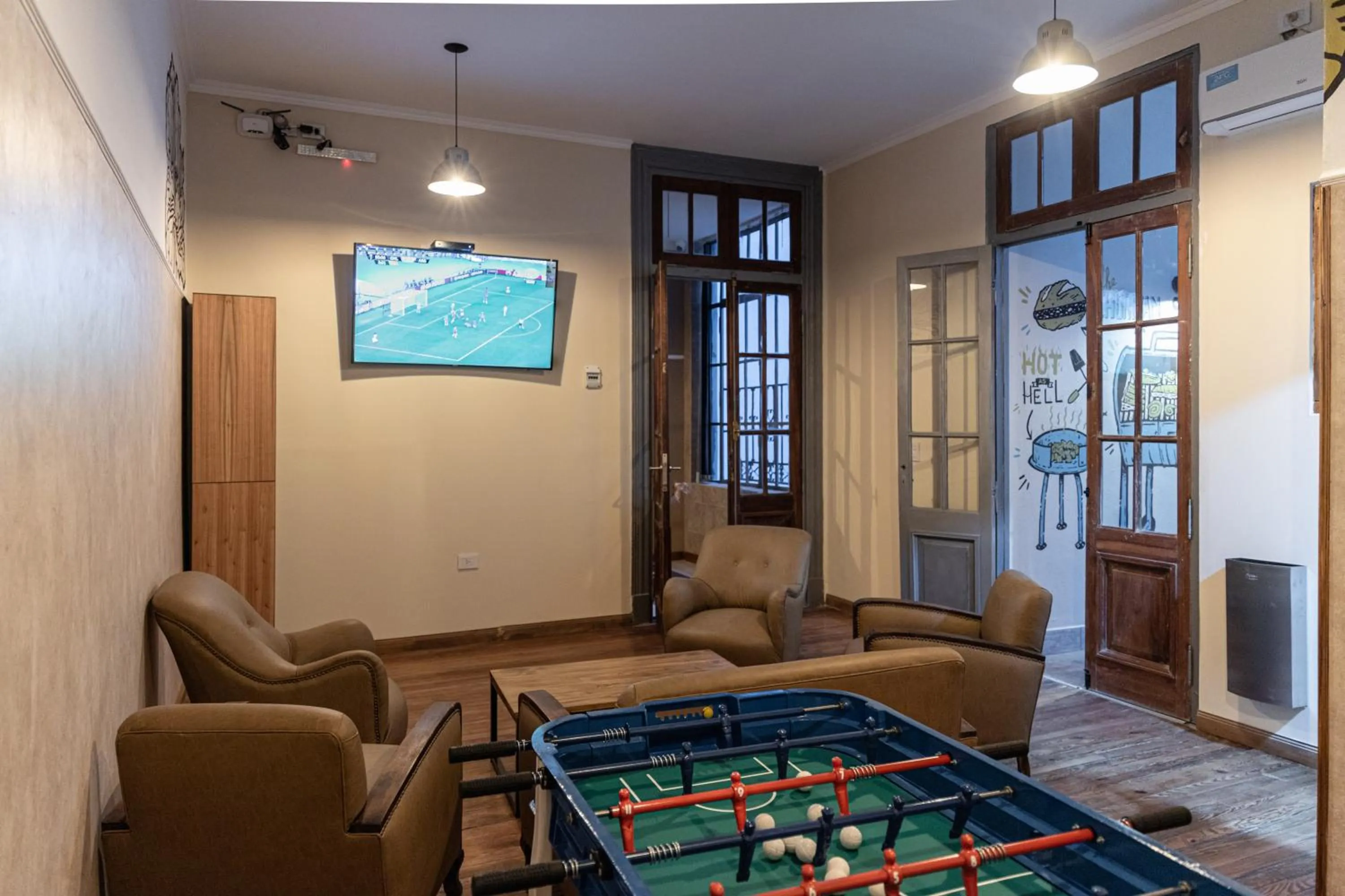 Communal lounge/ TV room in Che Juan Hostel BA