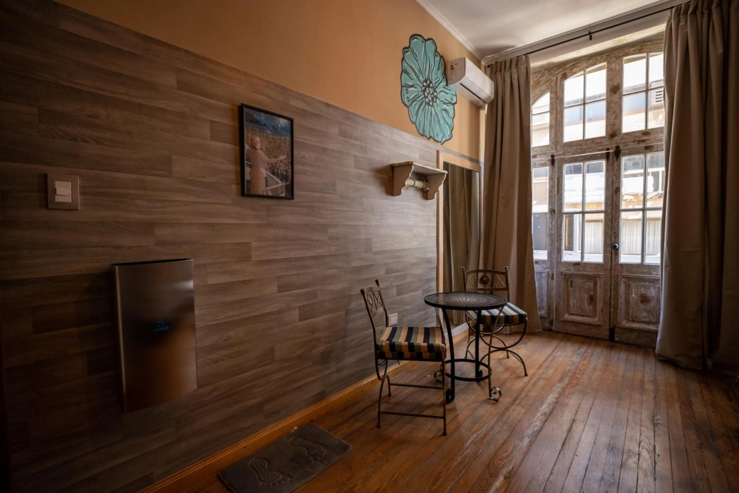 Seating area in Che Juan Hostel BA