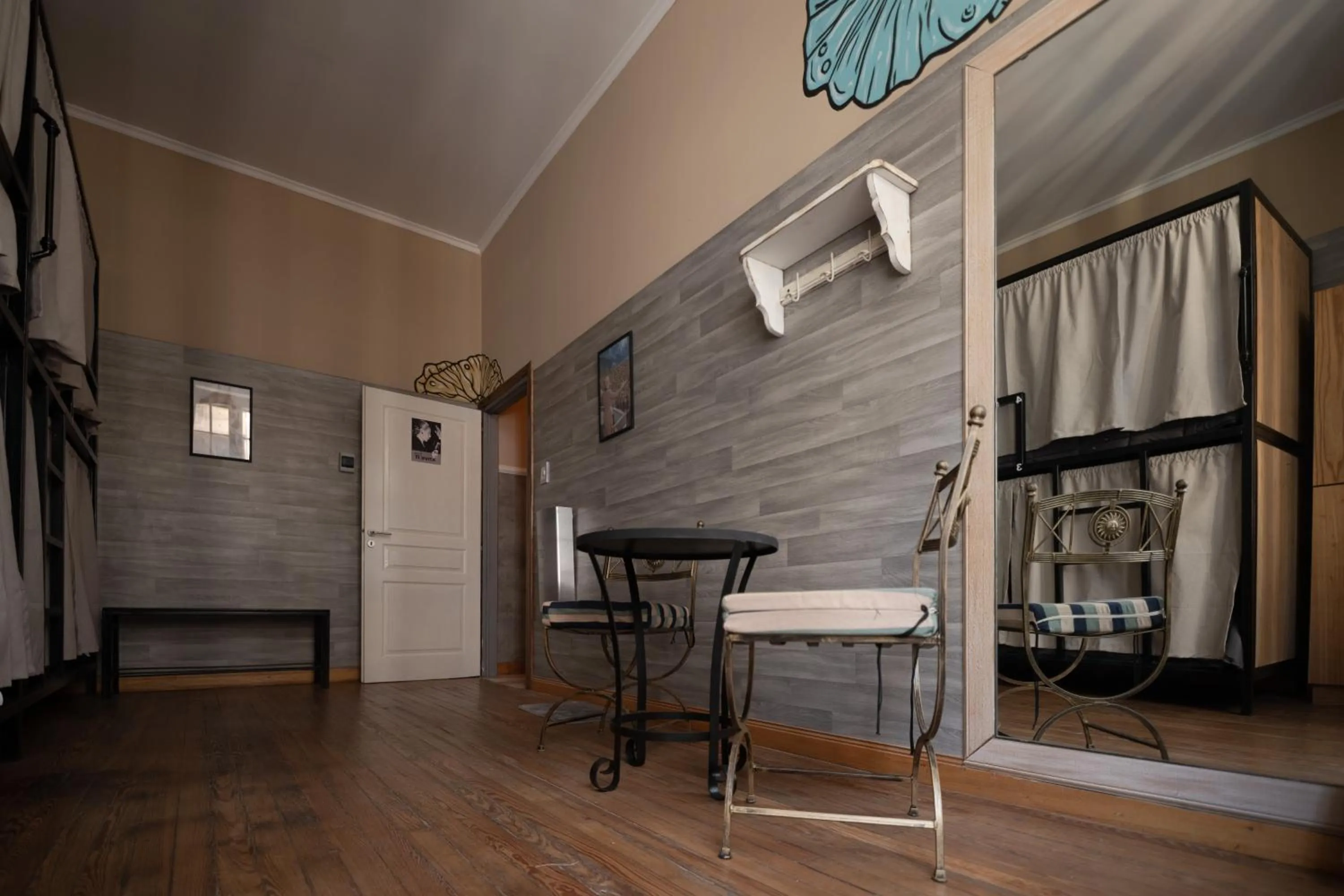 Seating area in Che Juan Hostel BA