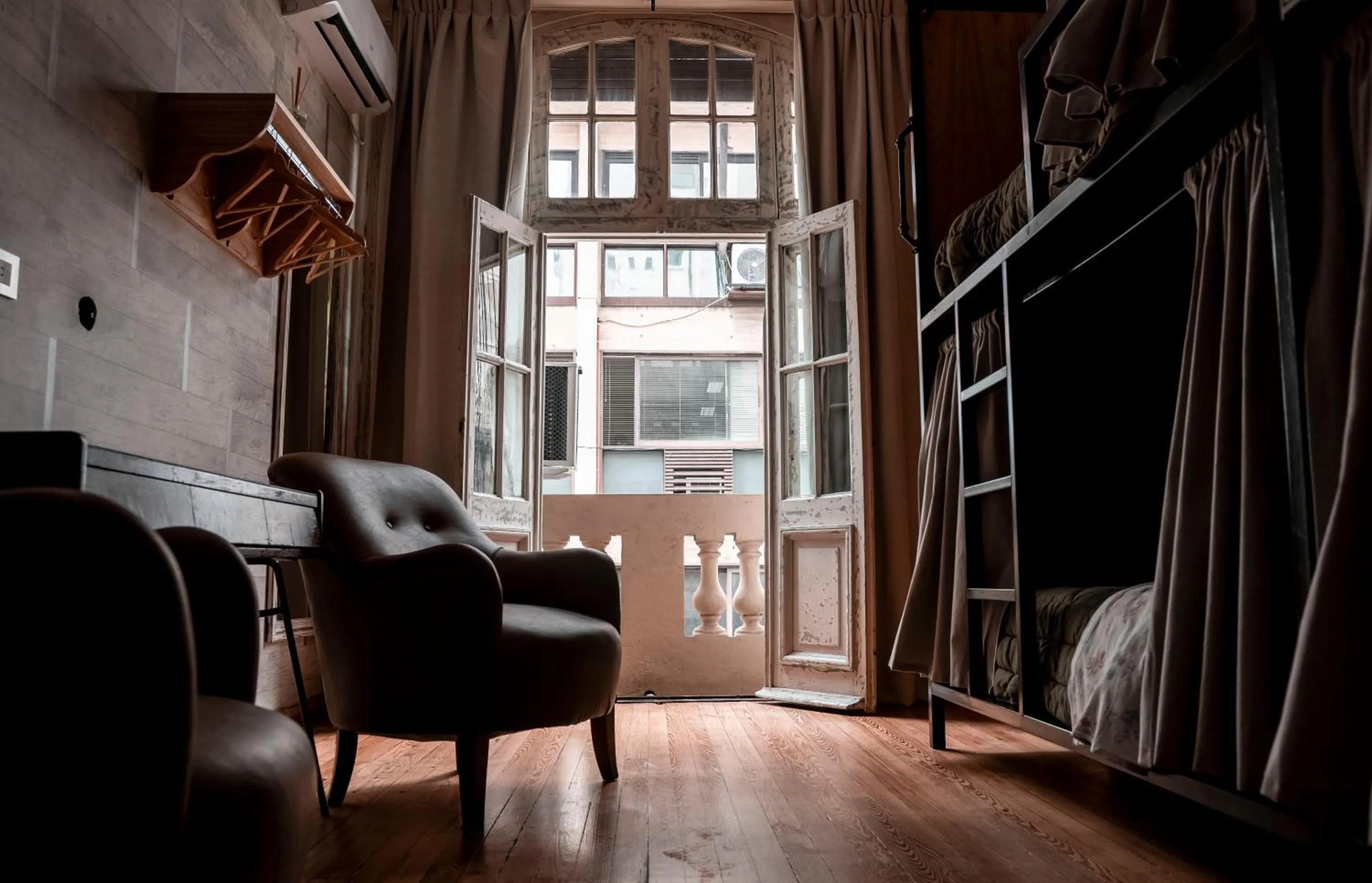 Seating area in Che Juan Hostel BA