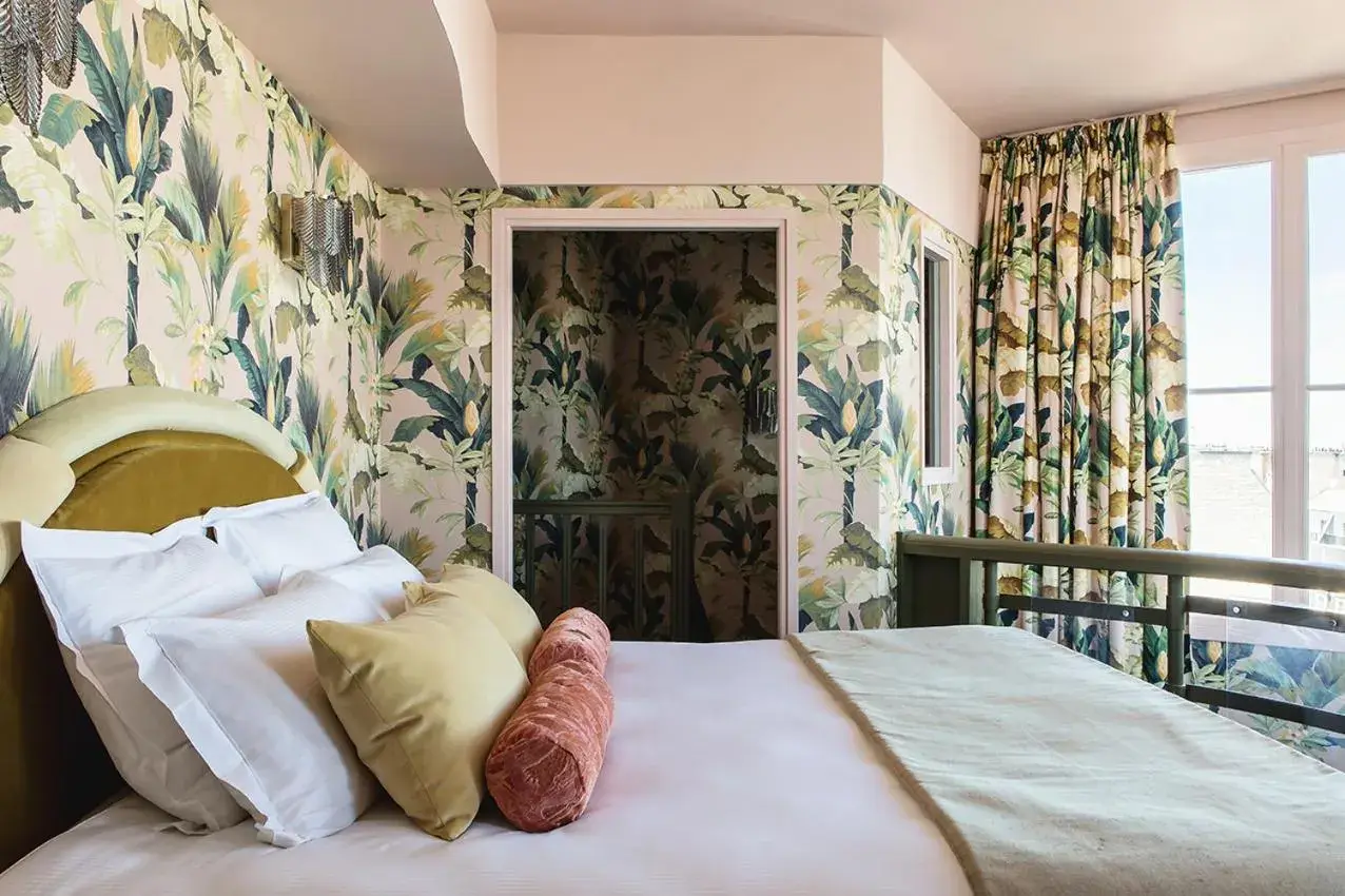 Large Suite with King Bed and Sofa Bed in Hôtel Mercedes Large Suite with King Bed and Sofa Bed in Hôtel Mercedes