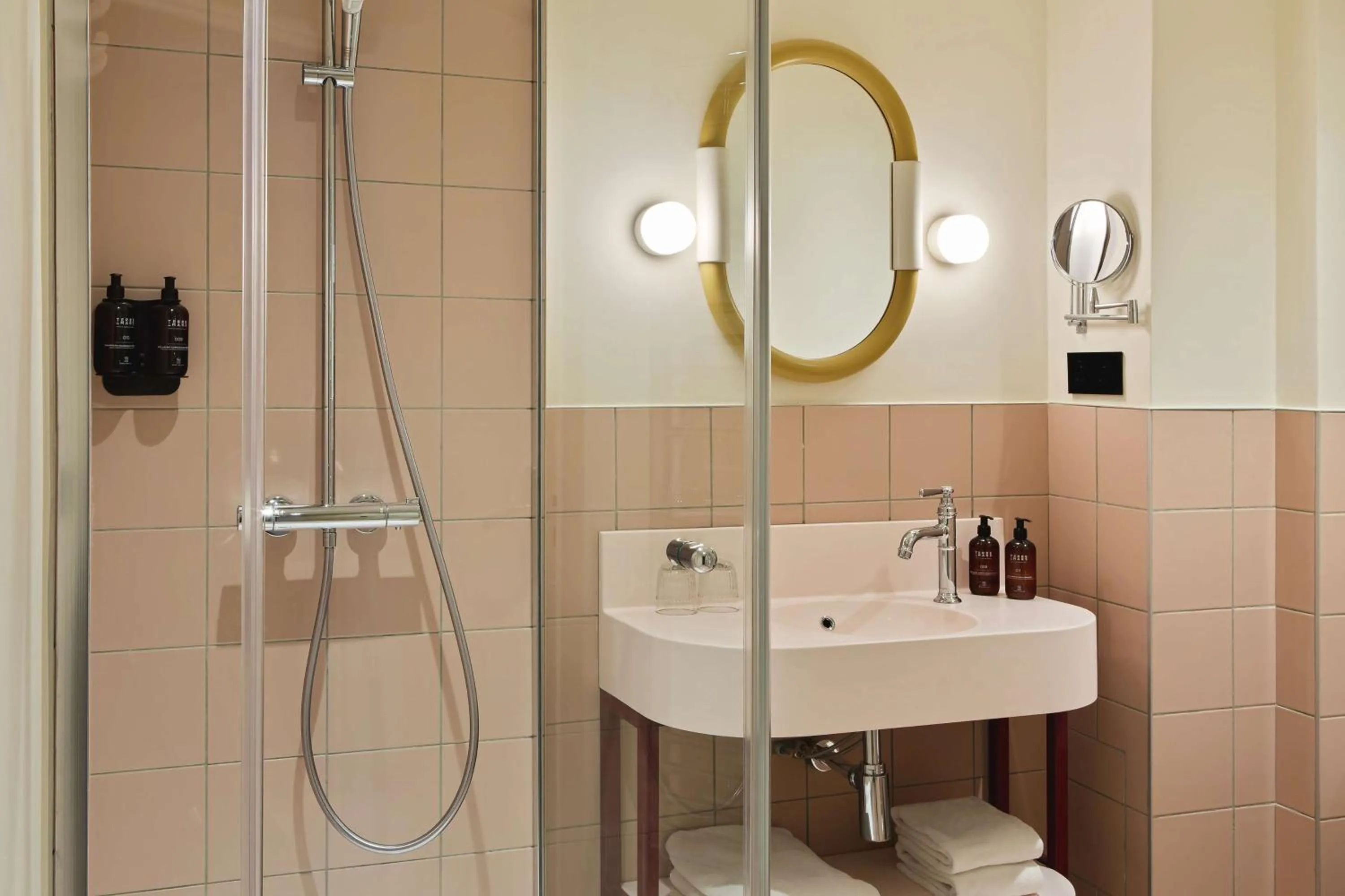 Bathroom in Hôtel Mercedes