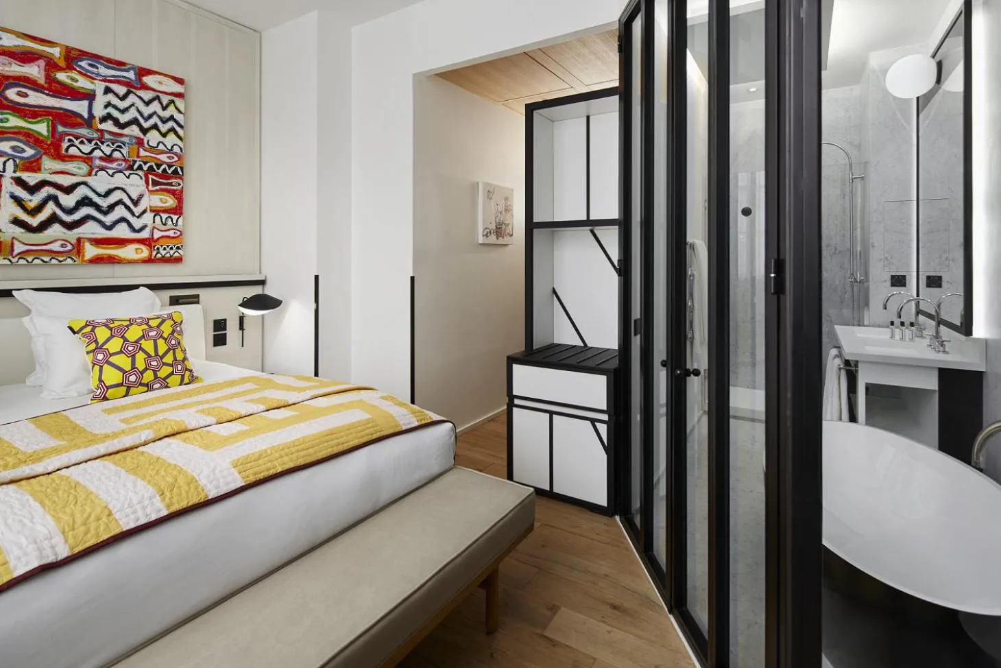 Bathroom, Bed in Hôtel du Ministère