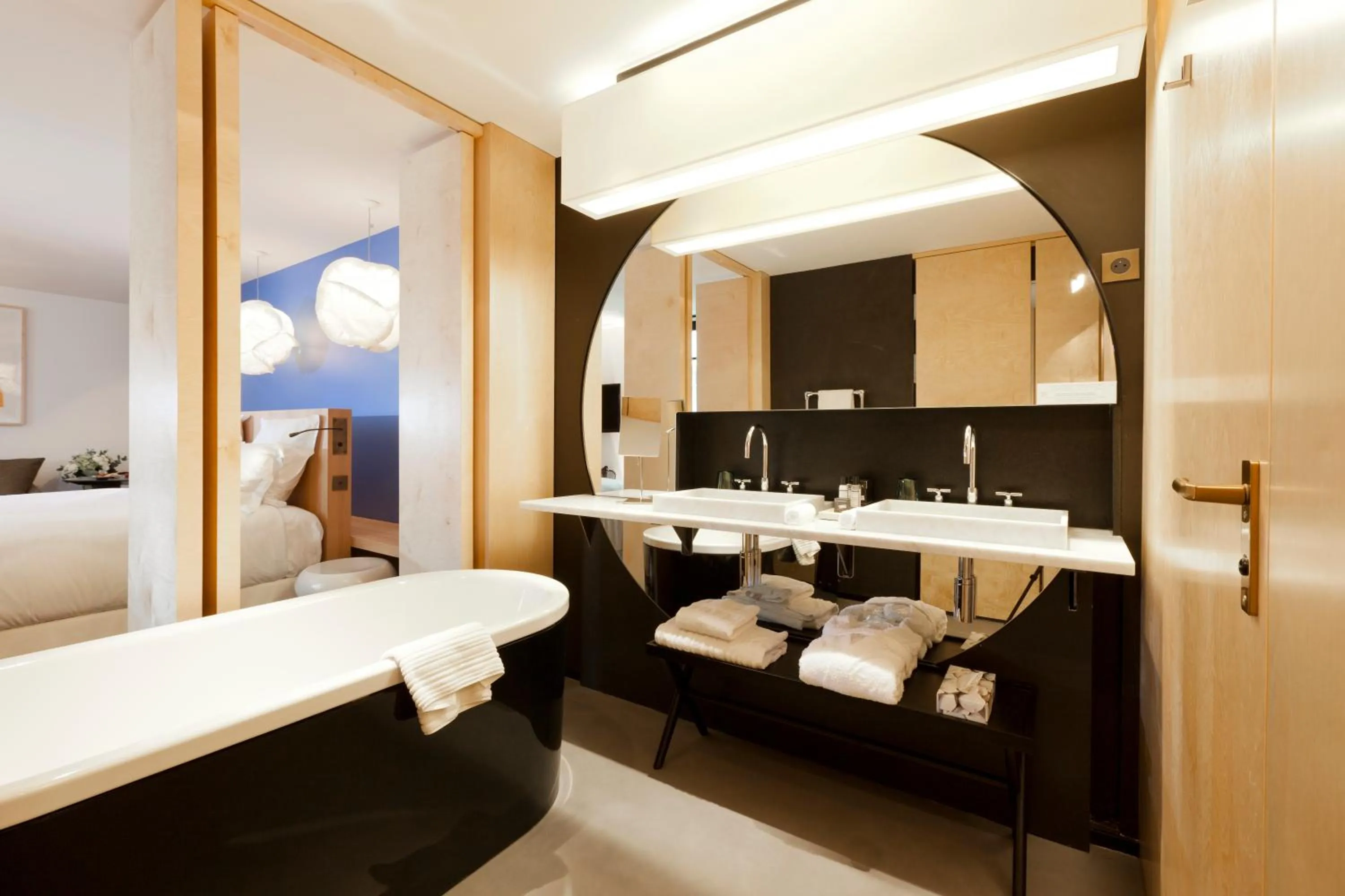 Bathroom, Bed in Hôtel du Ministère