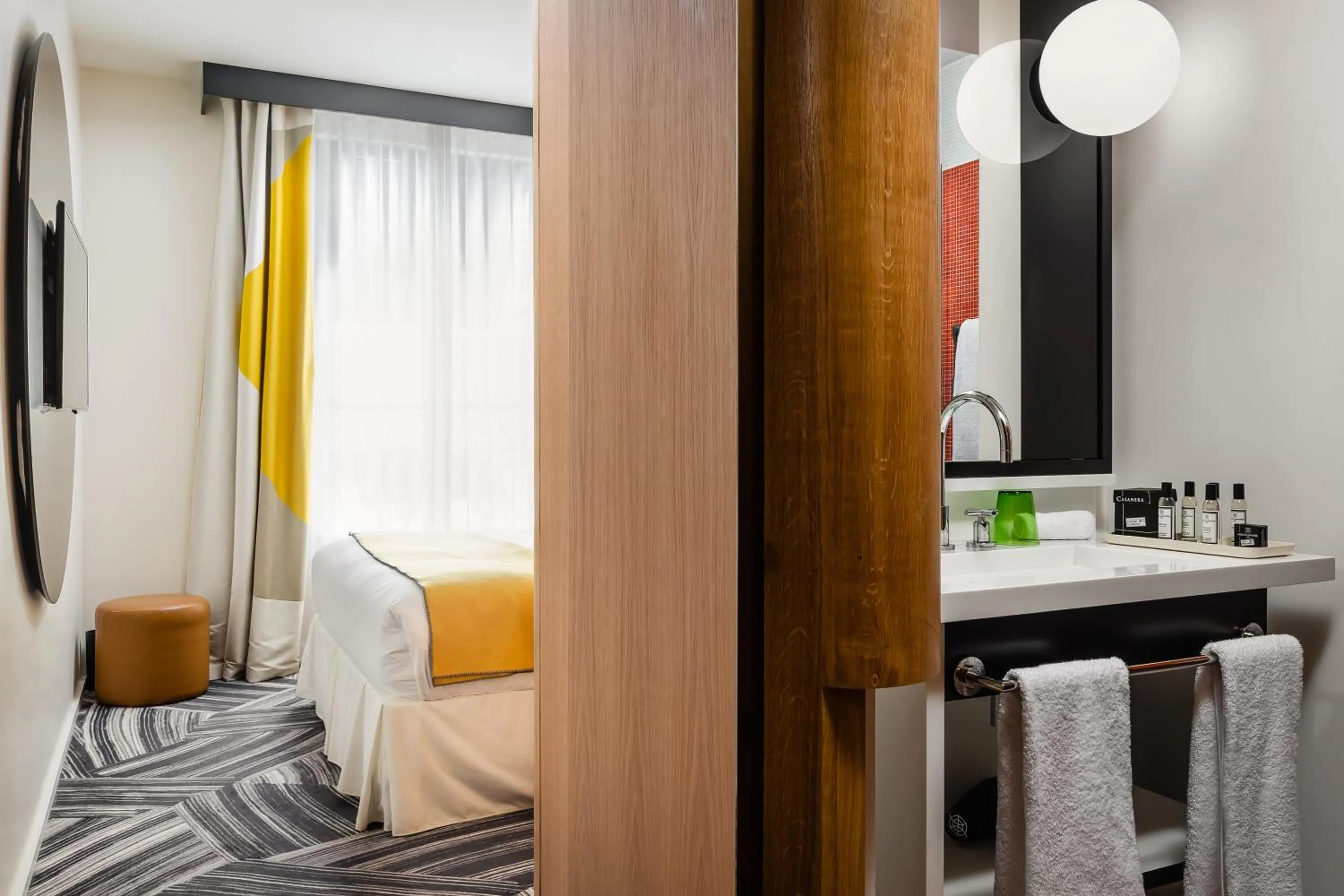 Bathroom, Bed in Hôtel du Ministère