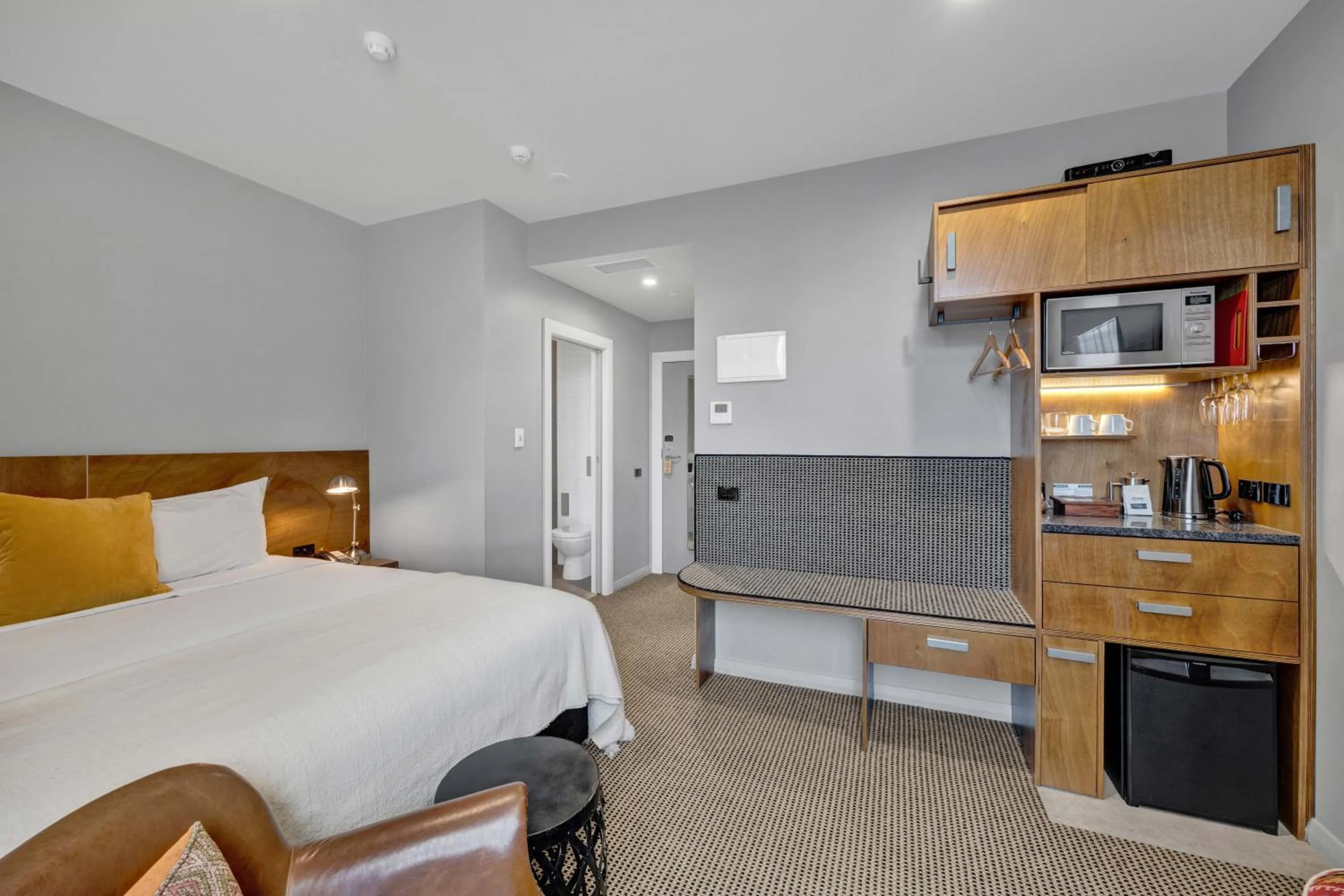 Photo of the whole room, Bed in King and Queen Hotel Suites