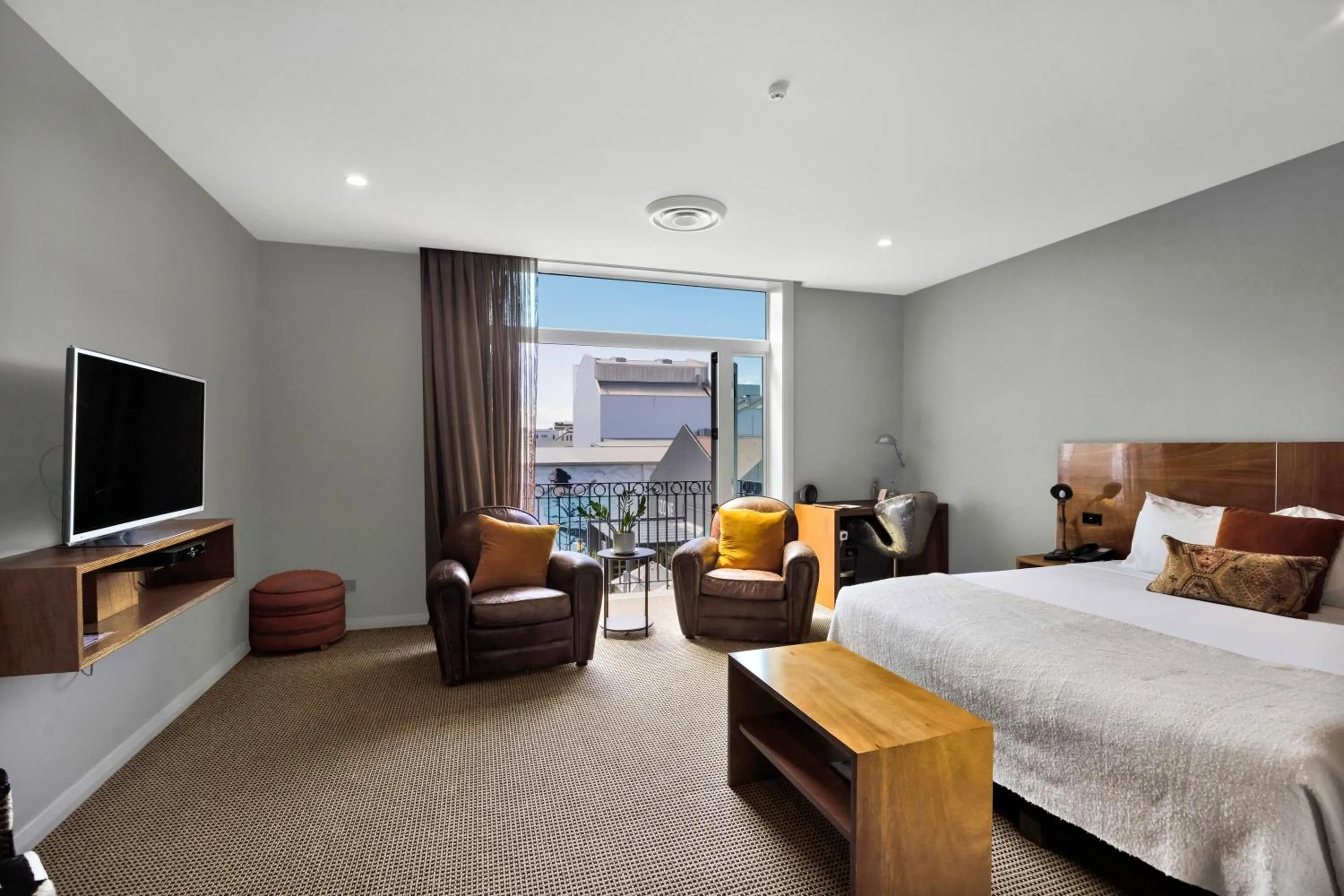 Photo of the whole room, Bed in King and Queen Hotel Suites