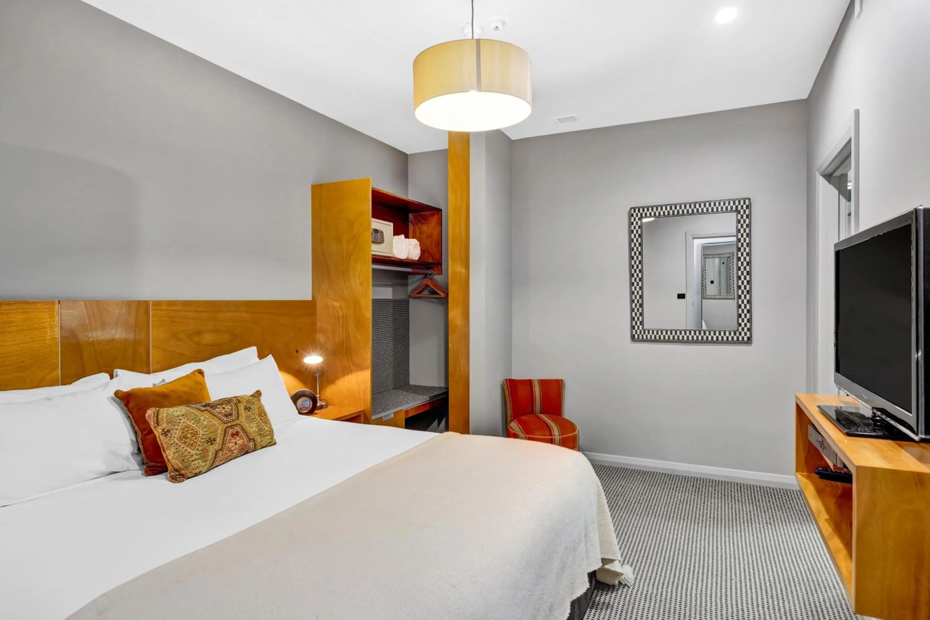 Bedroom, Bed in King and Queen Hotel Suites