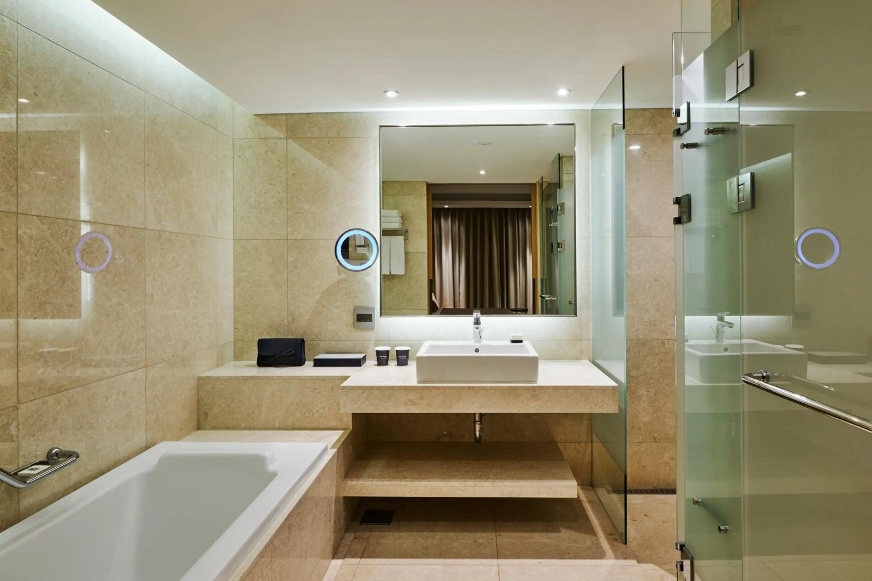 Toilet in Hotel Hyundai by Lahan Ulsan