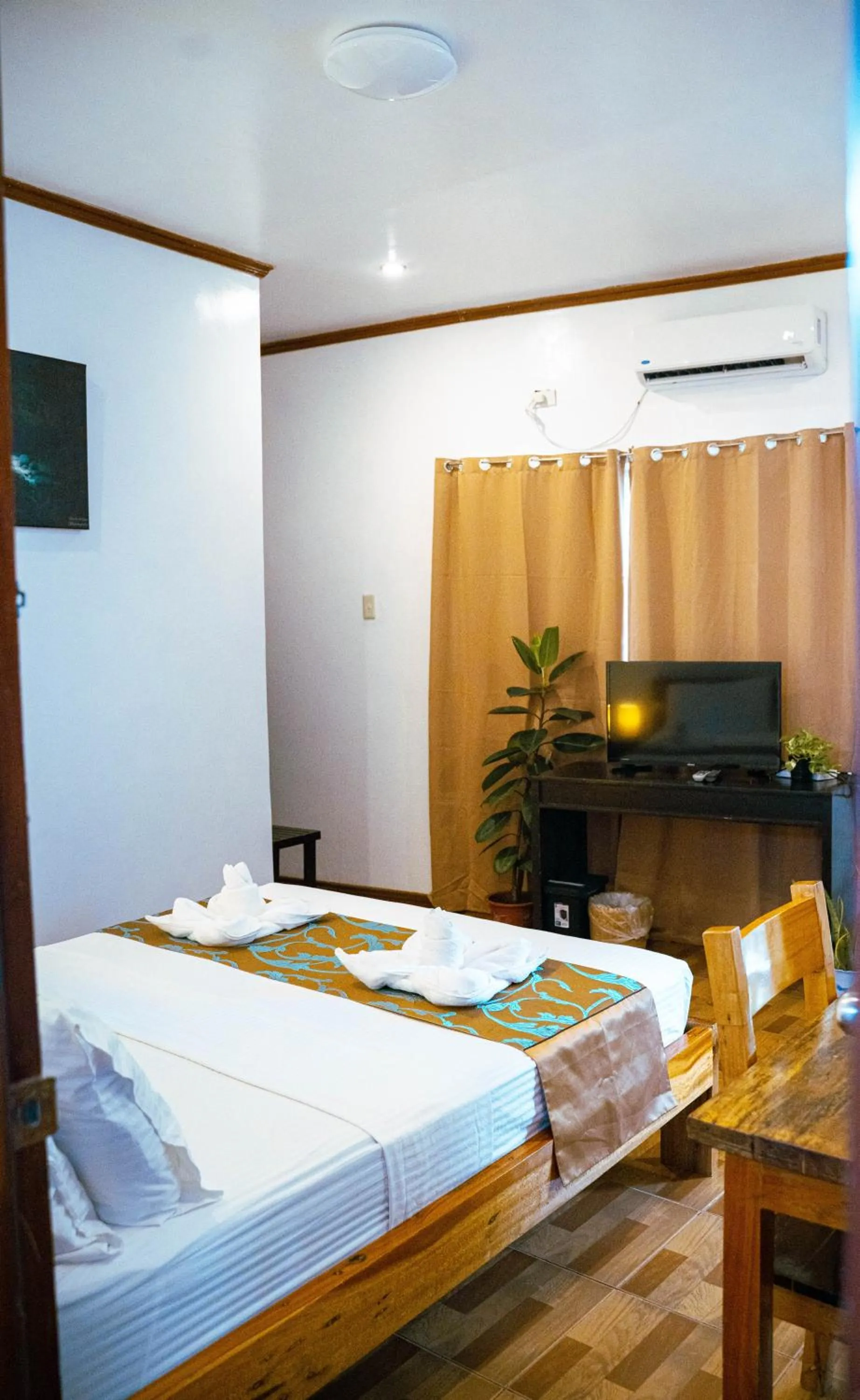 Bedroom, Bed in DiveGurus Boracay Beach Resort