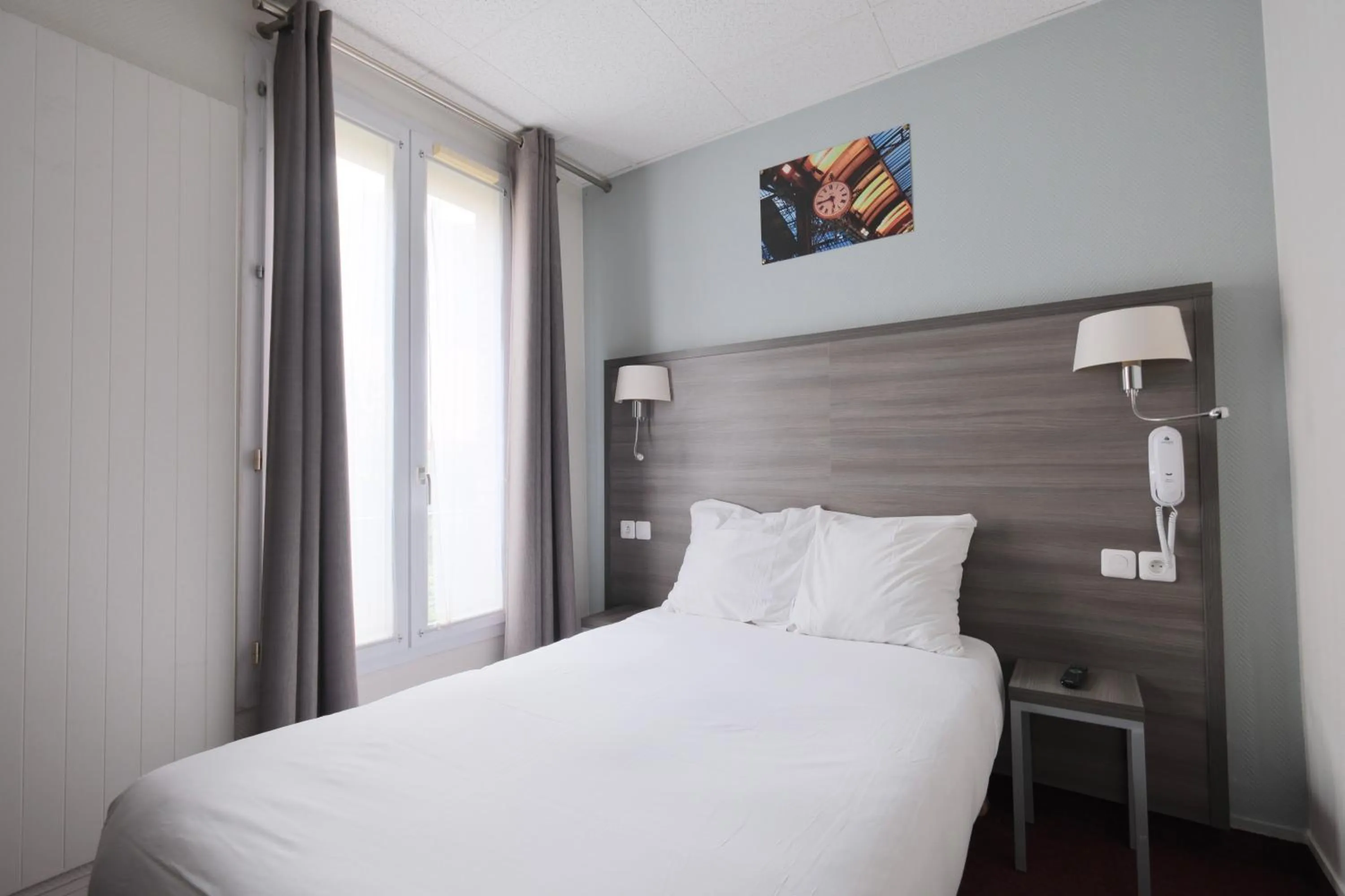 Bedroom, Bed in Hipotel Lilas Gambetta