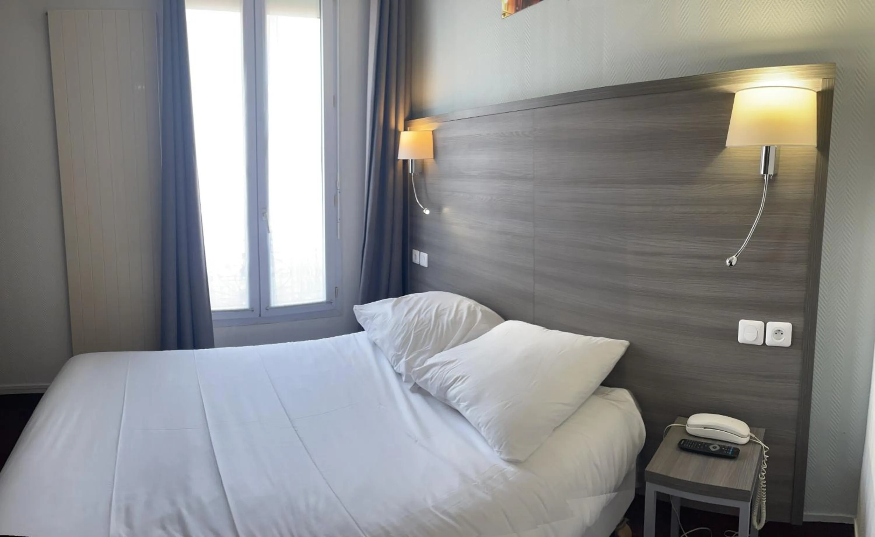 Bedroom, Bed in Hipotel Lilas Gambetta