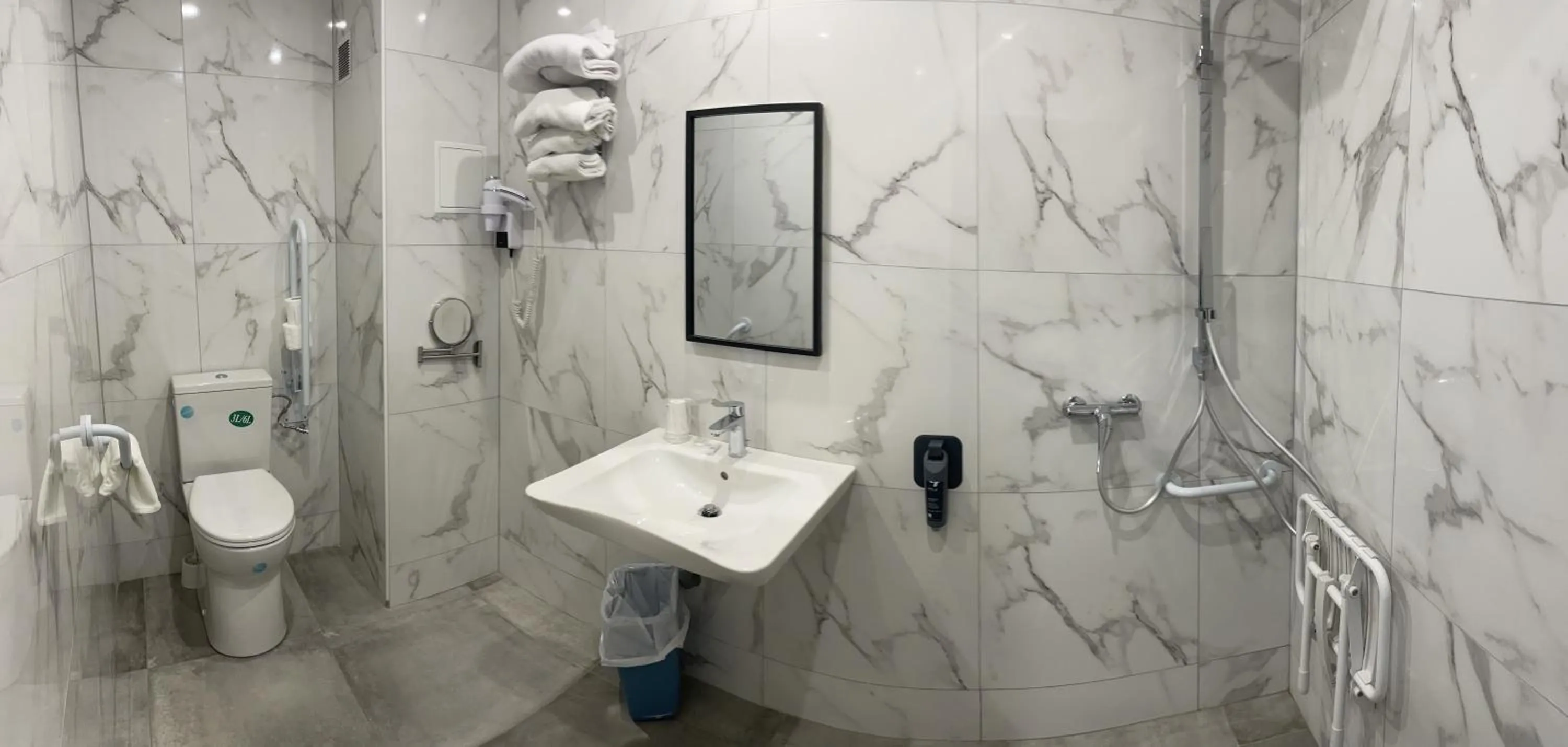 Bathroom in Hipotel Lilas Gambetta