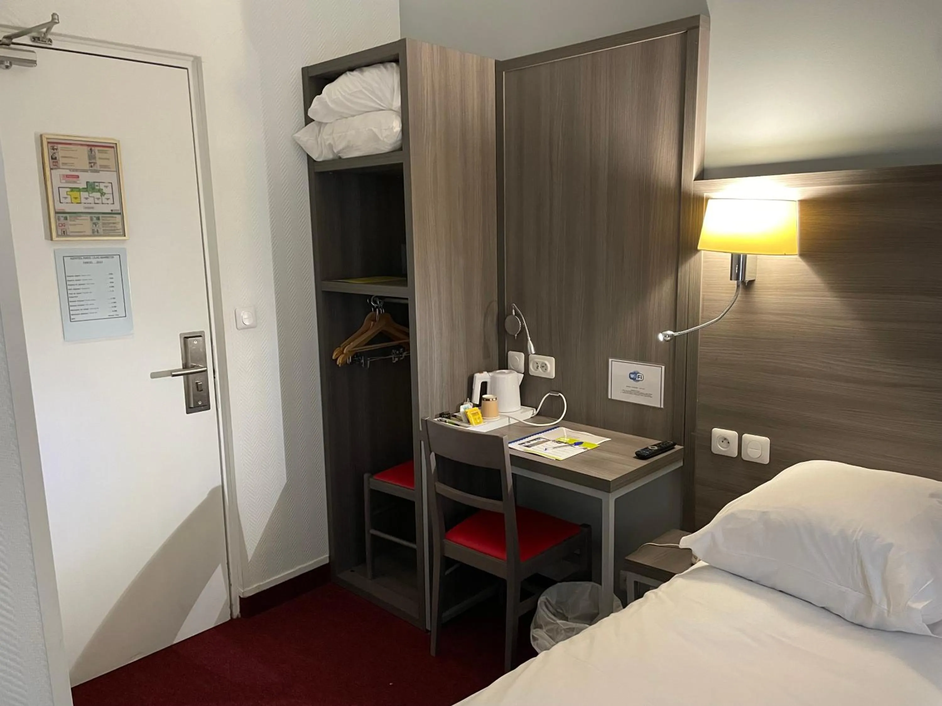 Bedroom, Bed in Hipotel Lilas Gambetta