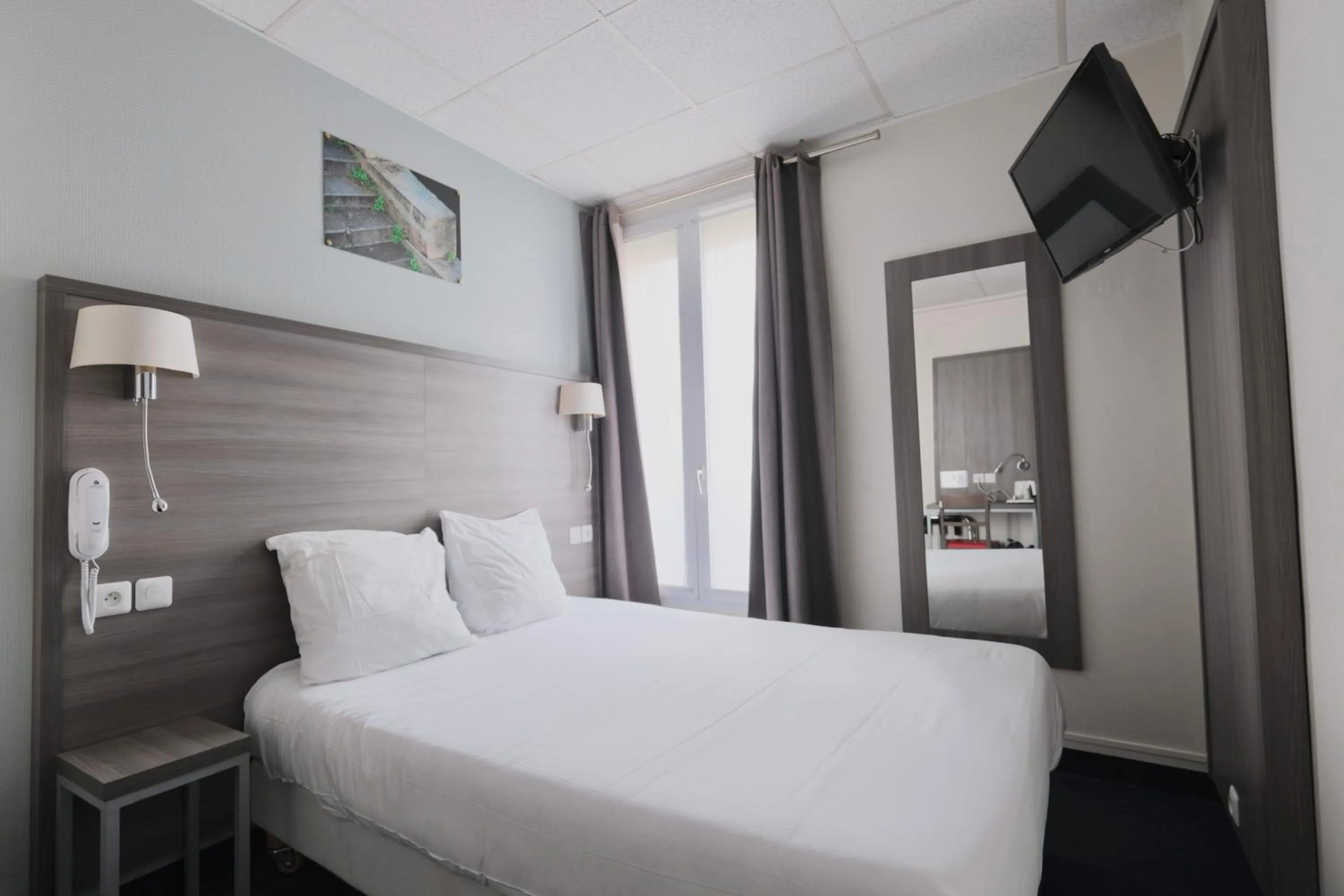 Bedroom, Bed in Hipotel Lilas Gambetta