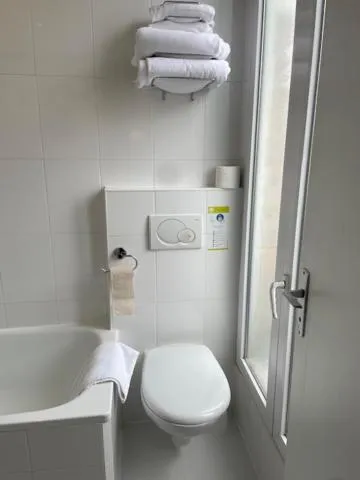 Toilet in Hipotel Lilas Gambetta