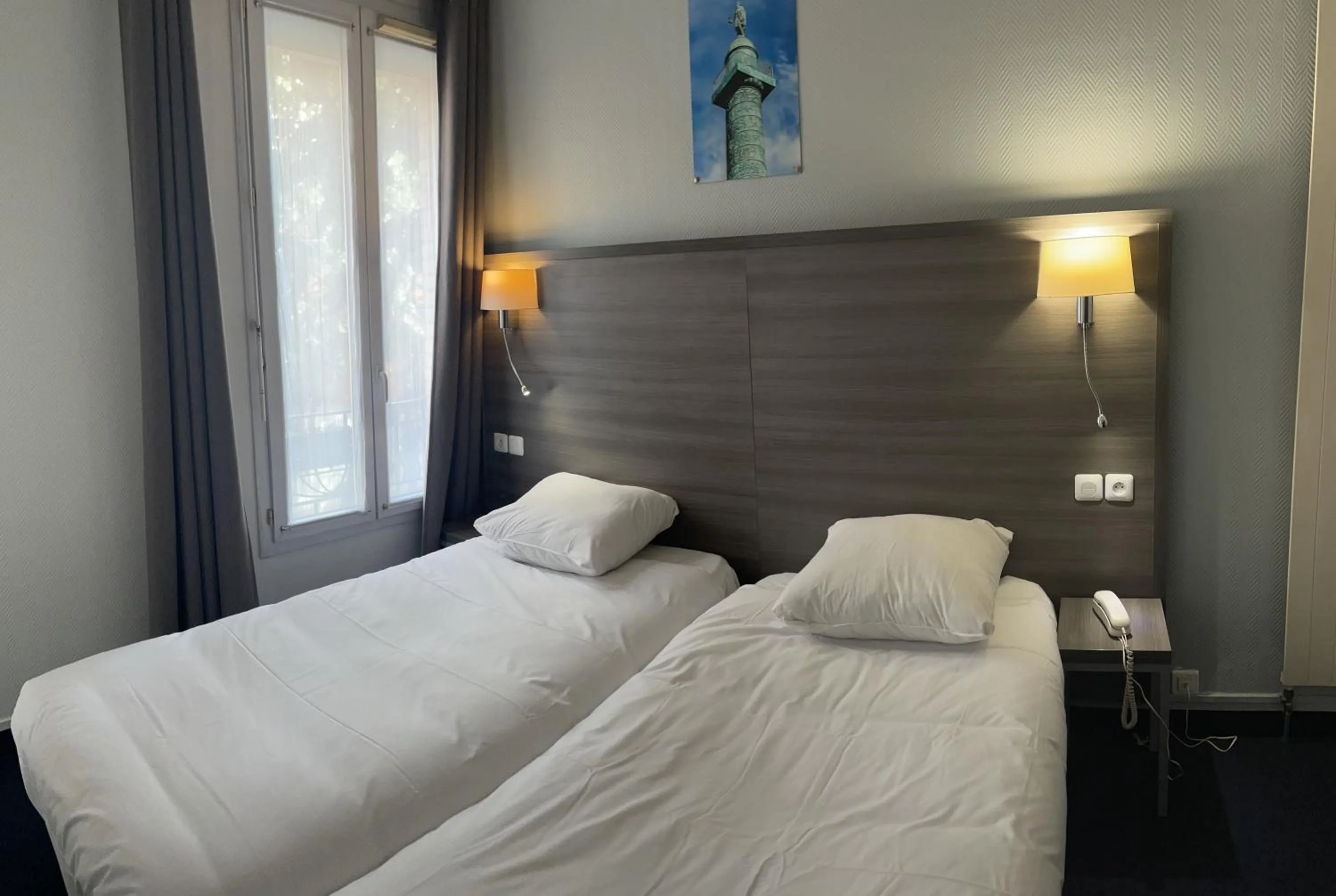 Photo of the whole room, Bed in Hipotel Lilas Gambetta