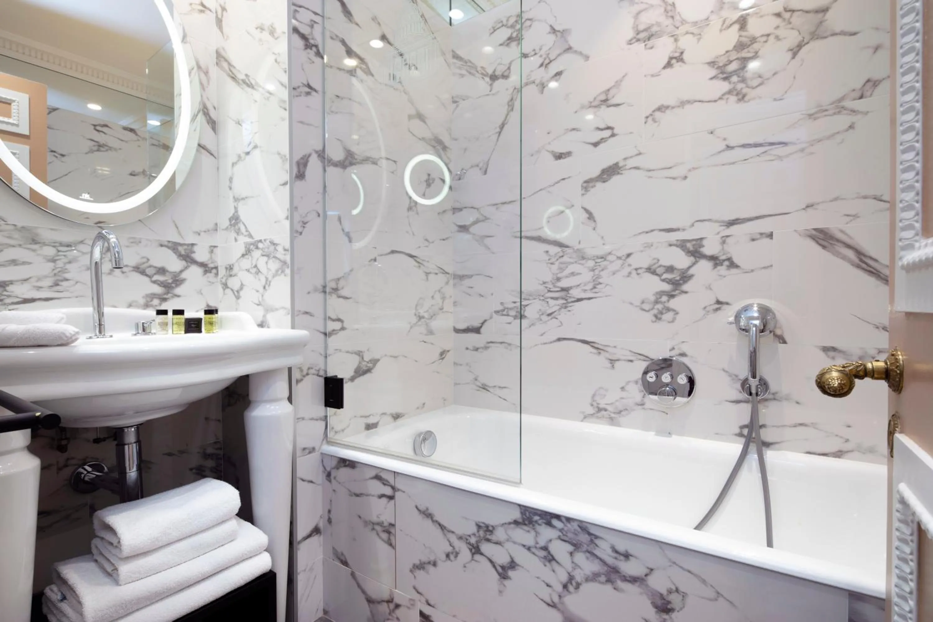 Bath in Hôtel des Grands Hommes