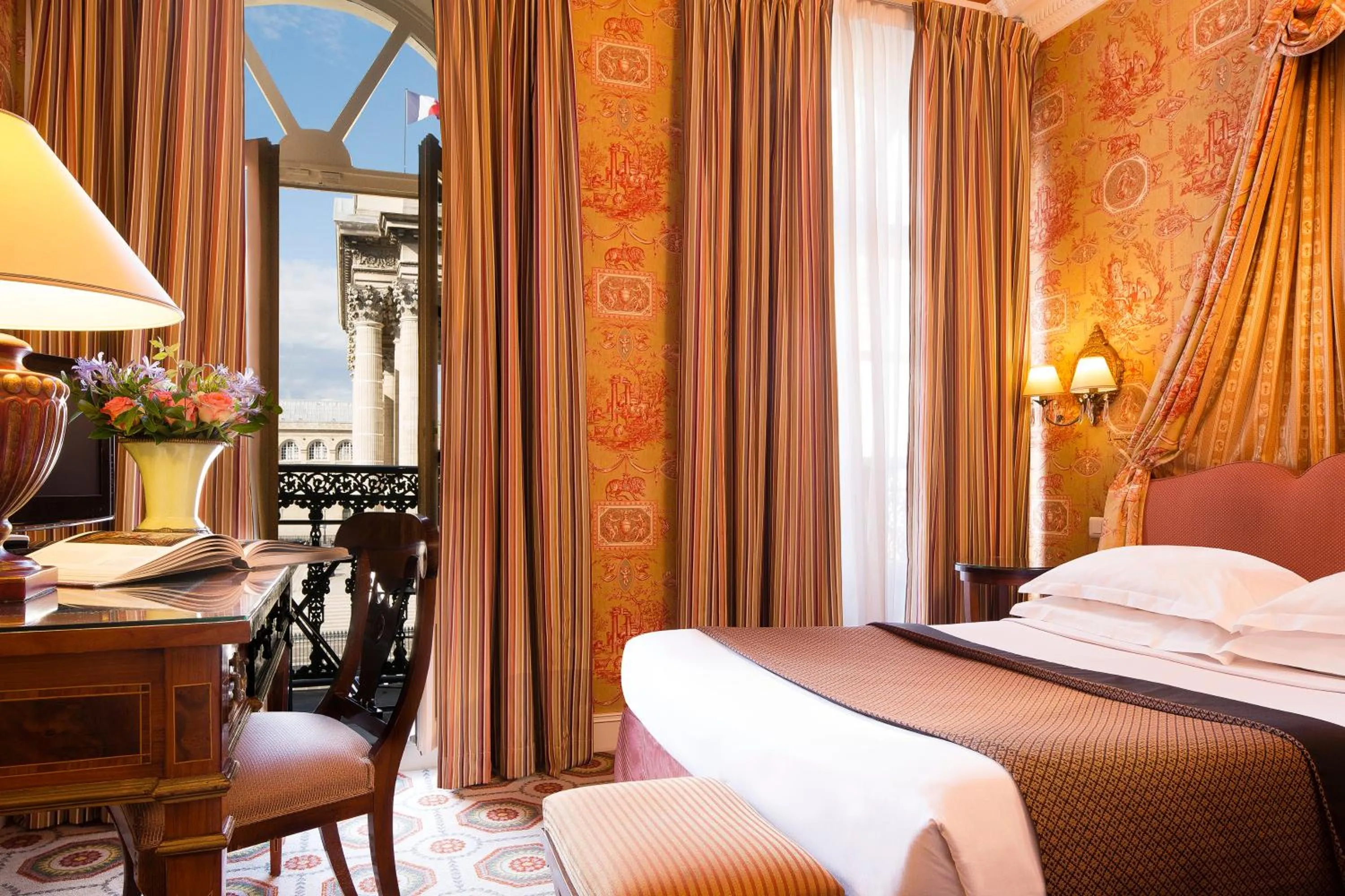 Photo of the whole room, Bed in Hôtel des Grands Hommes