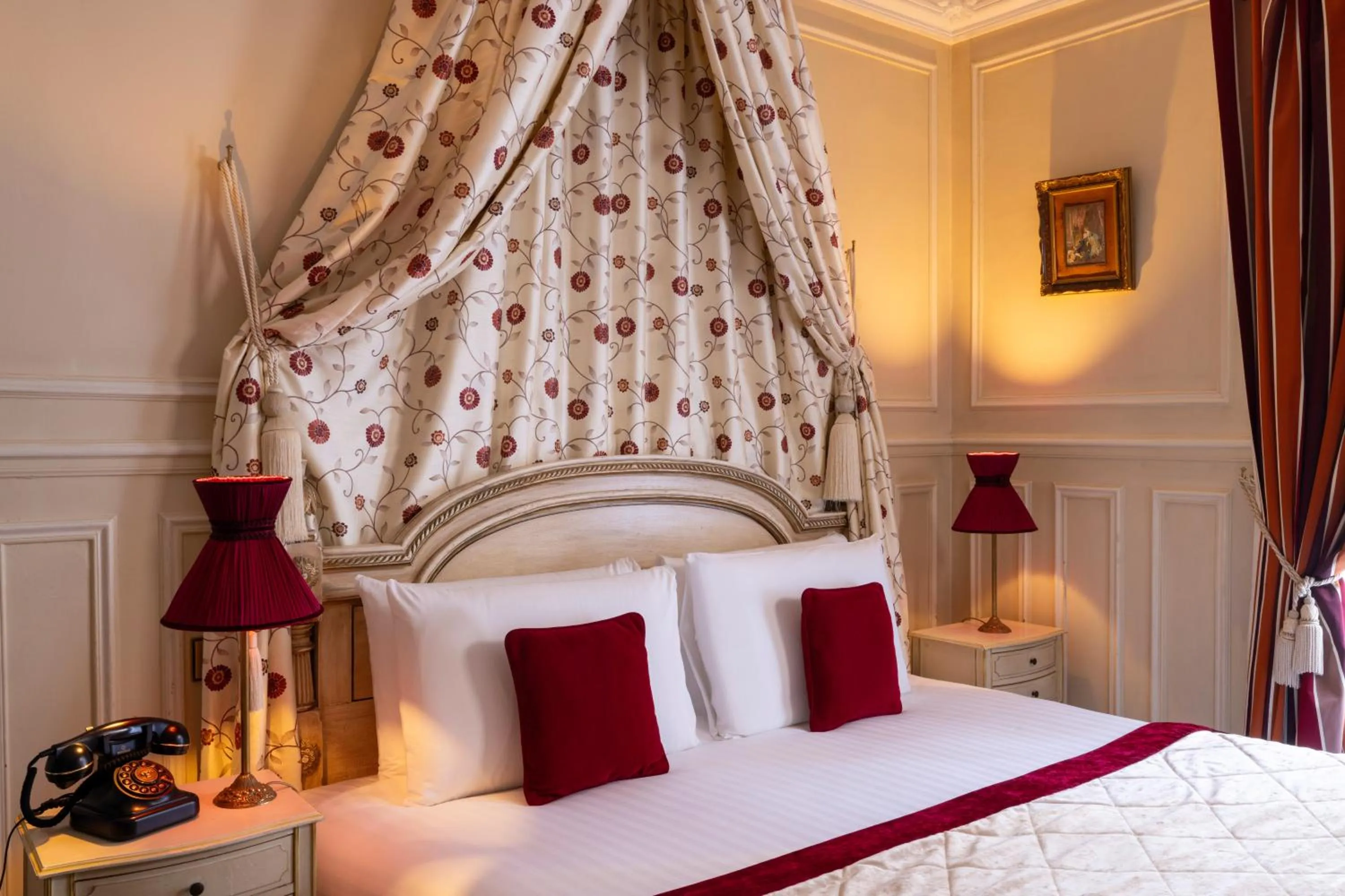 Bedroom, Bed in Hotel Residence Henri IV